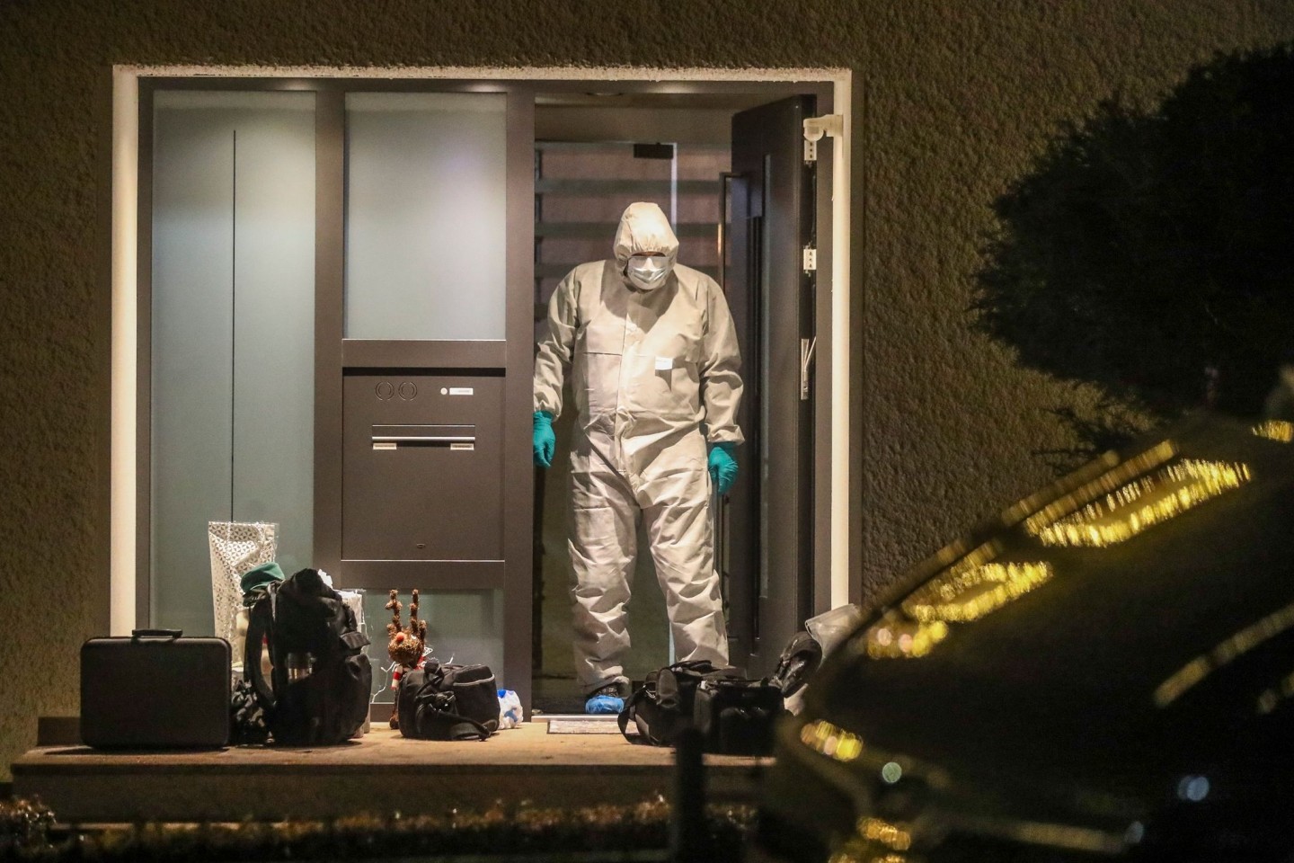 In einem Einfamilienhaus in Villingen-Schwenningen in Baden-Württemberg sind Mutter, Vater und ihr 32-jähriger Sohn tot aufgefunden worden.