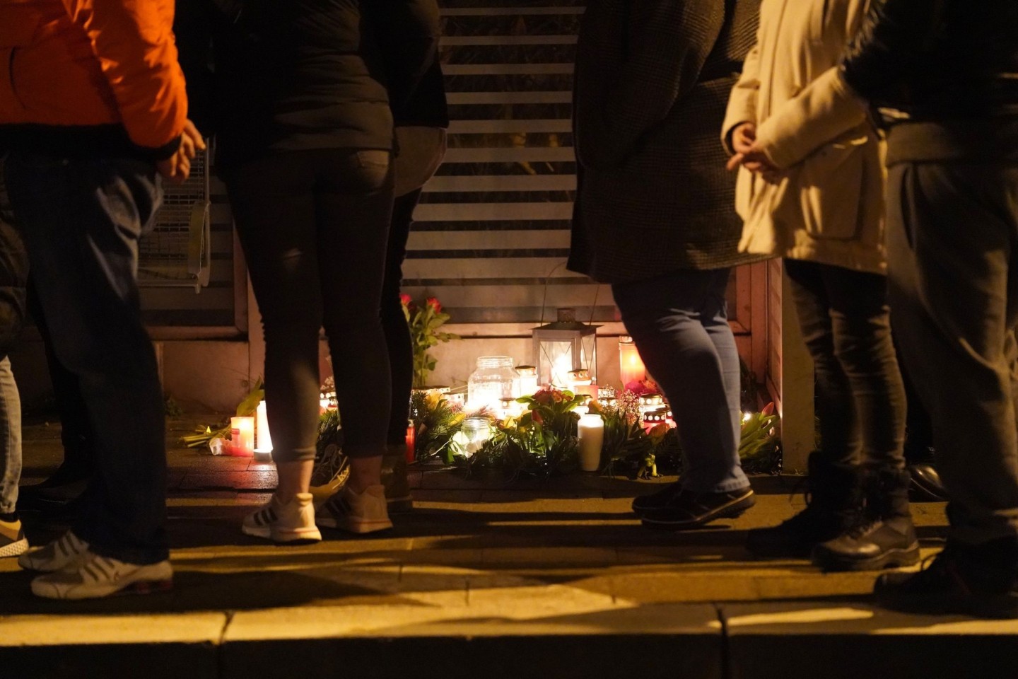 Menschen gedenken der Opfer der Messerattacke im Bahnhof von Brokstedt.