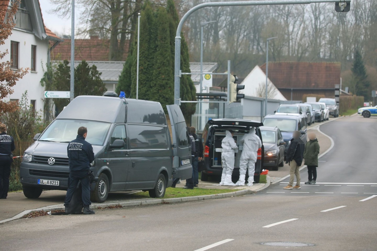 Einsatzkräfte begutachten den Tatort in Illerkirchberg (Alb-Donau-Kreis).