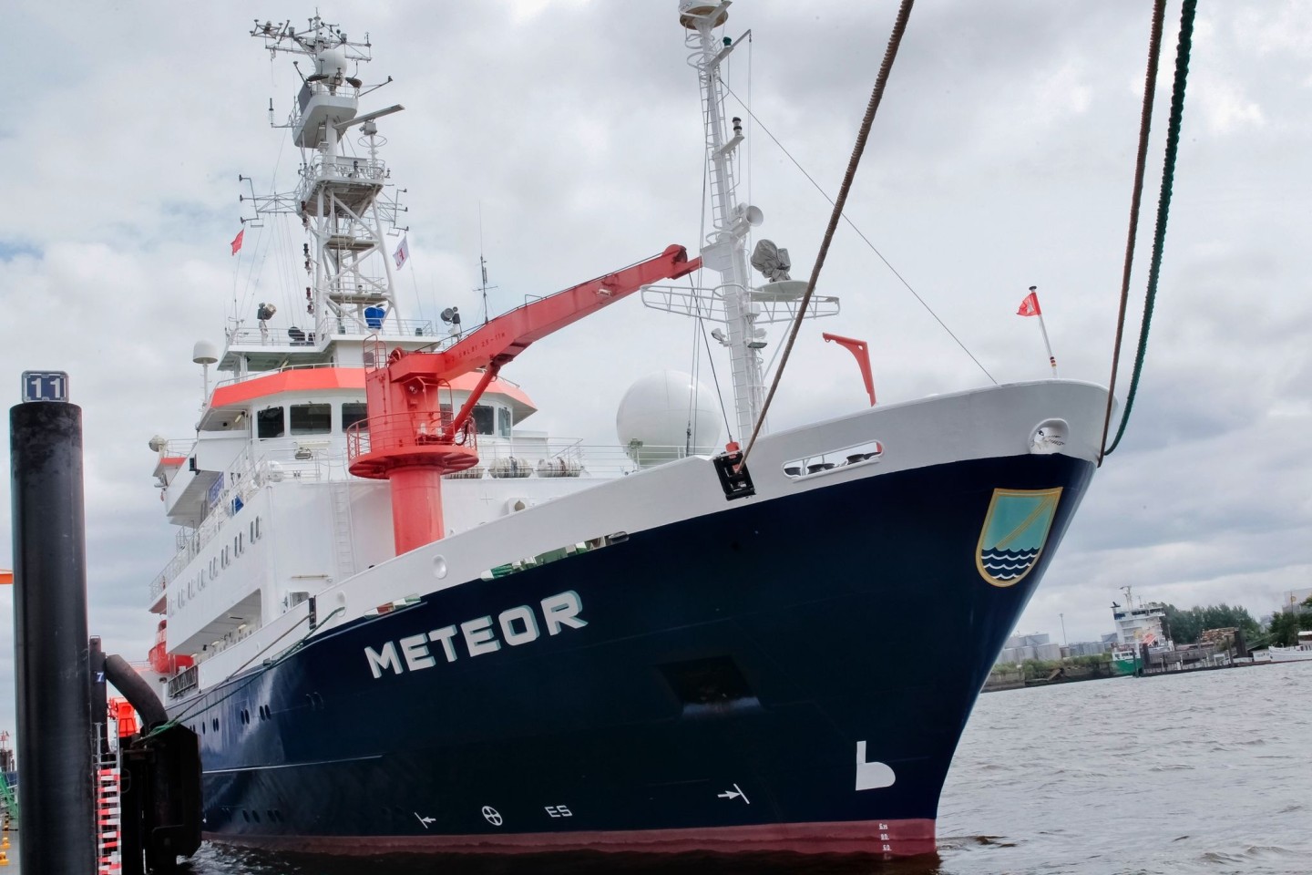 Das deutsche Forschungsschiff «Meteor» hat in Hamburg an der Überseebrücke festgemacht.