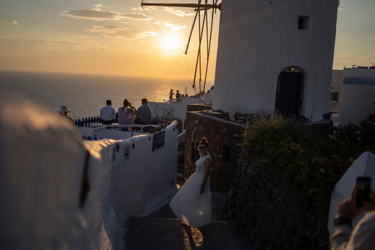 Touristen auf Santorini beobachten den Sonnenuntergang: In den kommenden Tagen wird es sehr heiß in Griechenland.