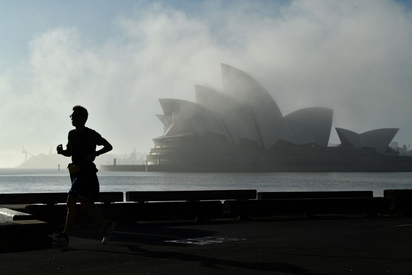 Morgennebel über dem Opernhaus in Sydney. Unentschlossene Bewohner Australiens sollen jetzt mit Hilfe einer Millionen-Lotterie dazu bewegt werden, sich gegen das Coronavirus impfen zu lass...