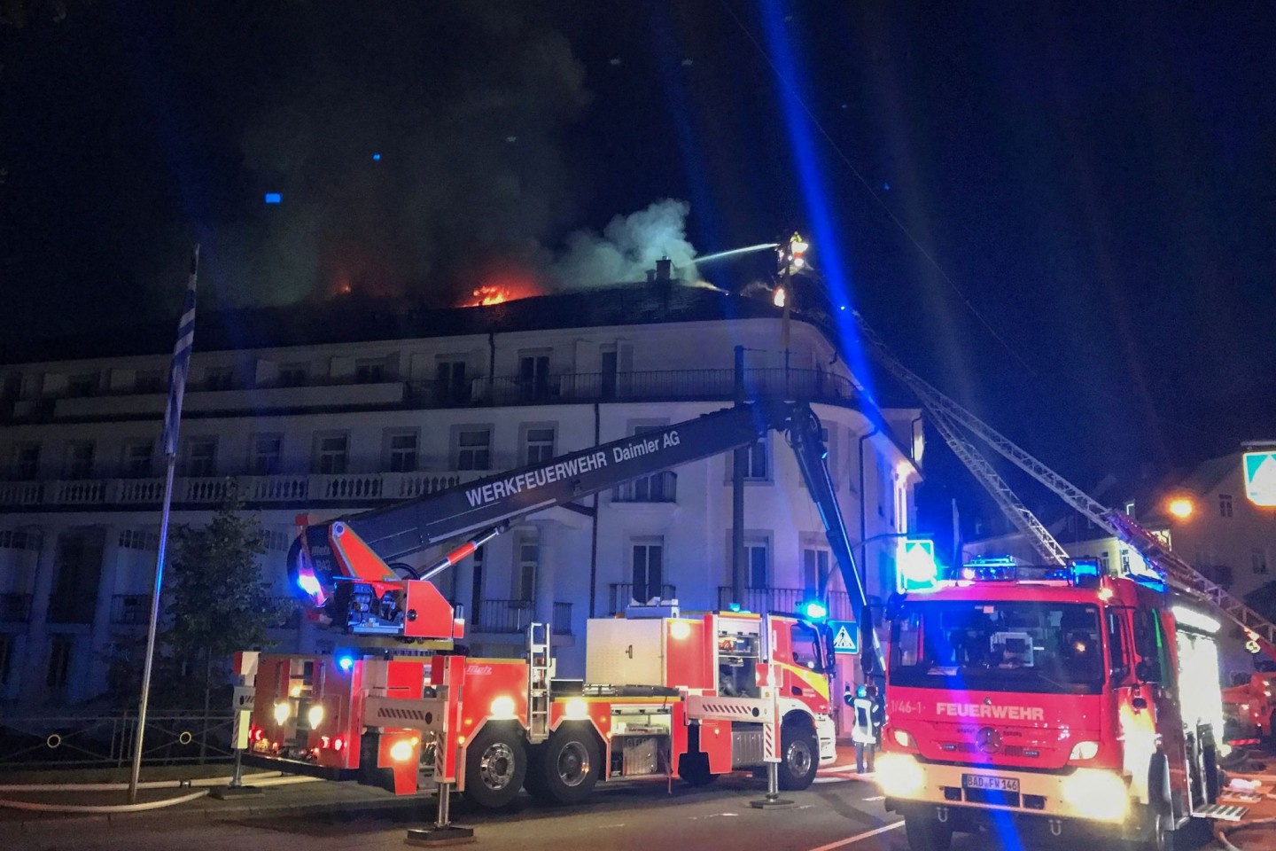Die Feuerwehr löscht von Drehleitern aus das Hotel «Badischer Hof». Etwa 160 Gäste mussten vor dem Feuer in Sicherheit gebracht werden.