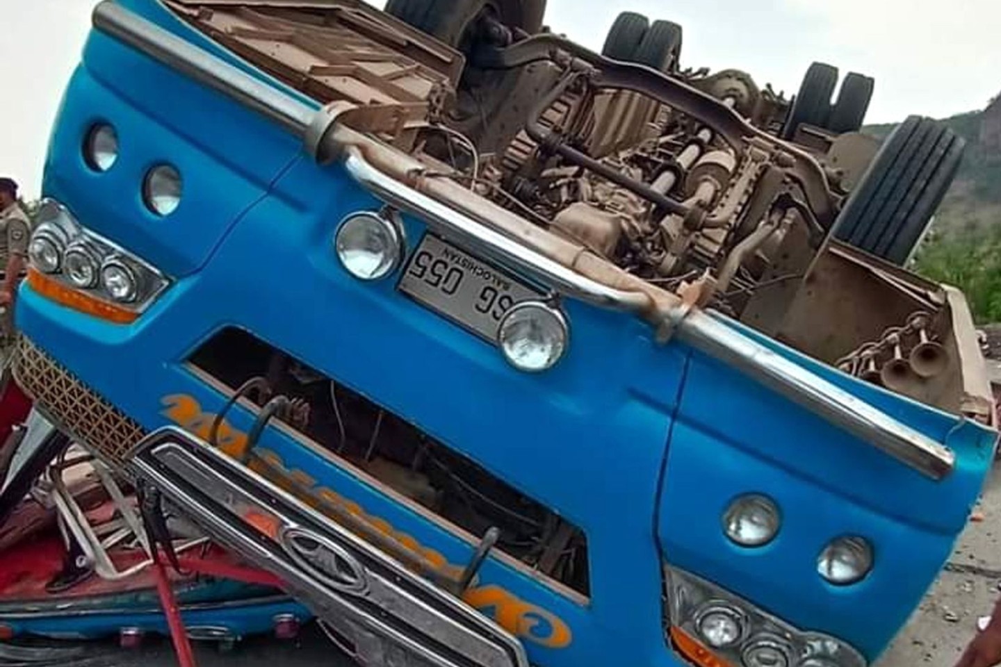Der umgestürzte Bus an der Unfallstelle: Mehrere Menschen wurden getötet oder verletzt.