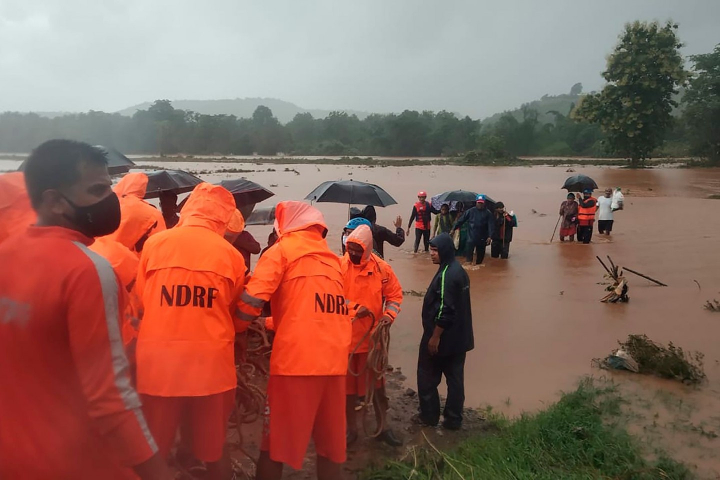 Rettungskräfte des Katastrophenschutzes bei der Evakuierung von Menschen im indischen Chiplun.