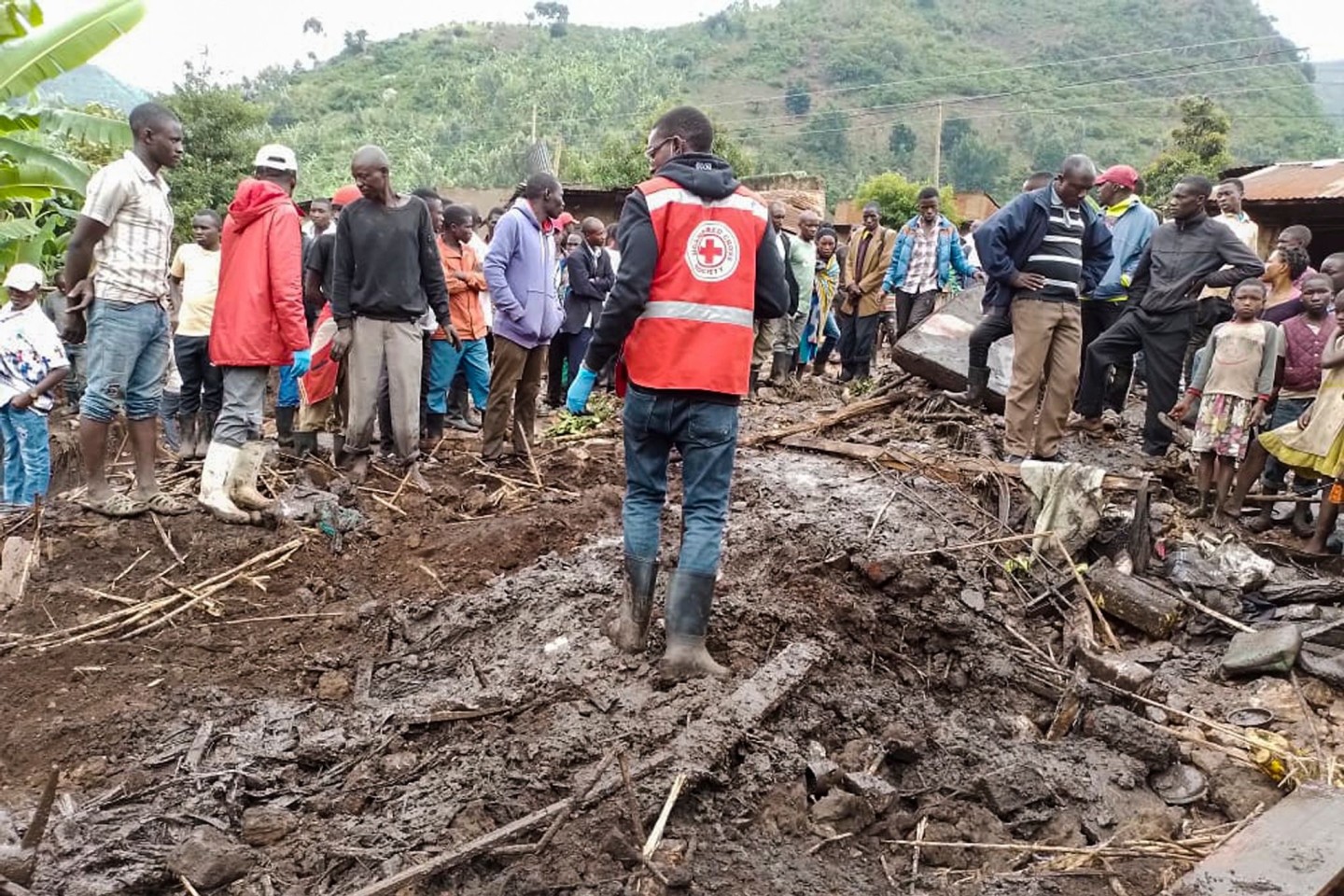 Nach Angabe des Roten Kreuzes von Uganda sind bei einem Erdrutsch mehrere Menschen ums Leben gekommen.