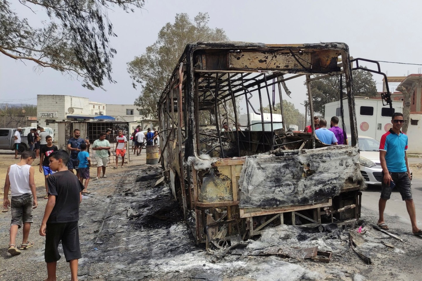 Ein ausgebrannter Lastwagen nahe der nordalgerisch-tunesischen Grenze.