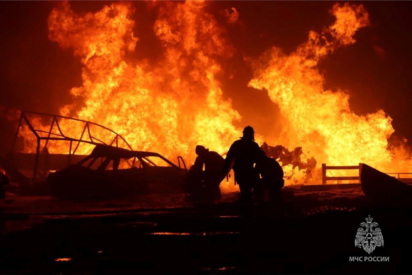 Feuerwehrleute löschen den Brand nach einer Explosion an einer Tankstelle in Dagestan.