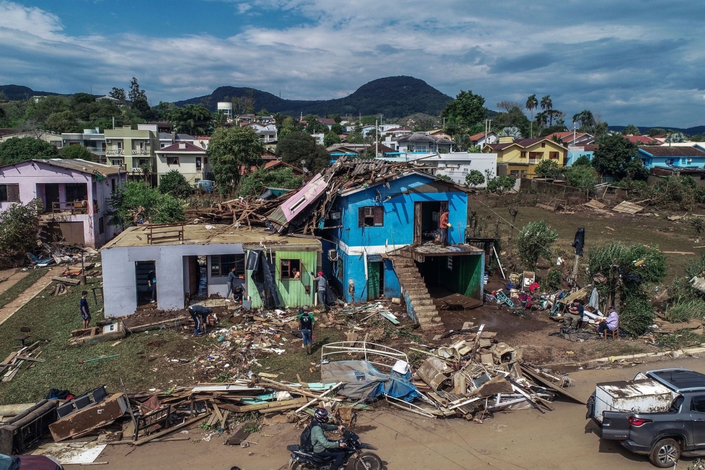 Trümmer liegen vor zerstörten Häuser in Roca Sales im brasilianischen Bundesstaat Rio Grande do Sul.