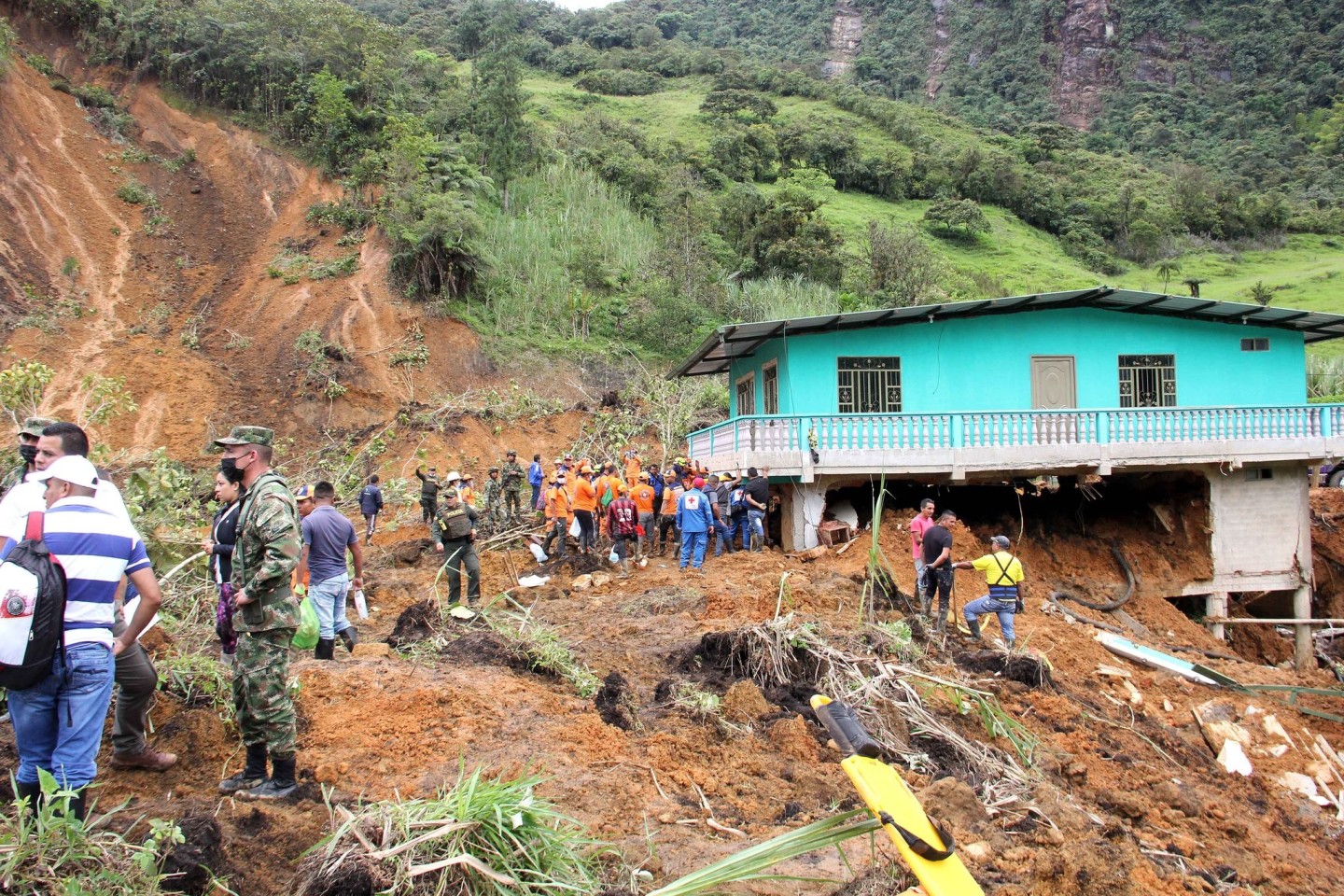 Rettungskräfte sind nach einem Erdrutsch im Südwesten Kolumbiens im Einsatz. Mindestens elf Menschen kamen bei dem Erdrutsch ums Leben, teilte der Katastrophenschutz des Landes mit.