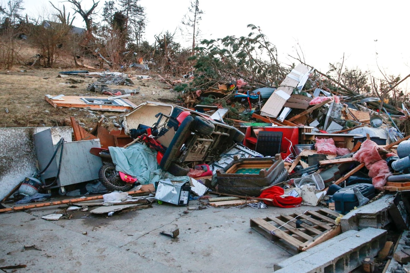 Die Überreste eines Hauses liegen nach einem Tornado im US-Bundesstaat Iowa zwischen Trümmern verstreut.