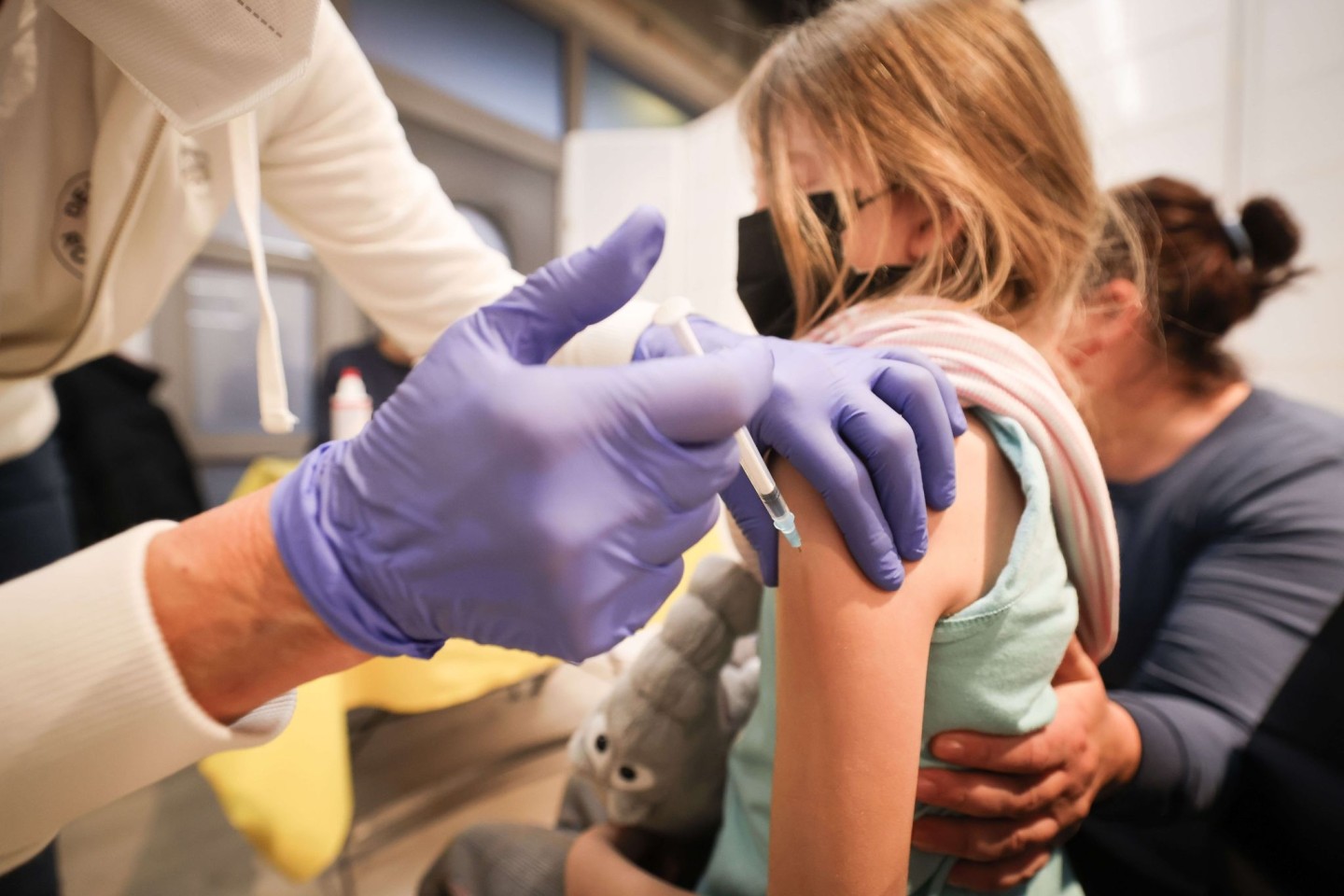 Ein neunjähriges Mädchen bekommt in Begleitung seiner Mutter den Impfstoff von Biontech/Pfizer verabreicht.