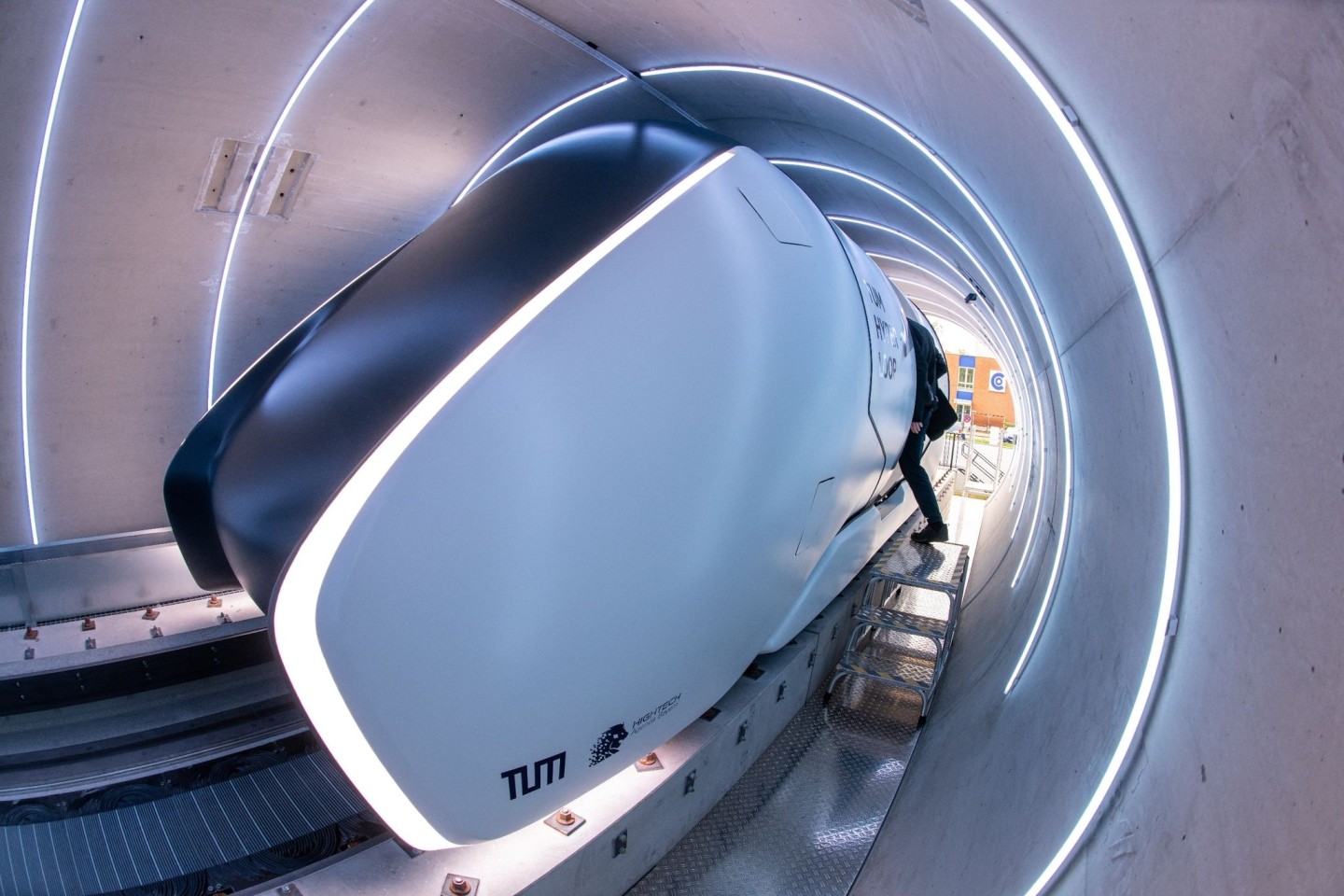 Die Hyperloop-Teststrecken-Röhre mit ihrer Transportkabine der Technischen Universität München (TUM).