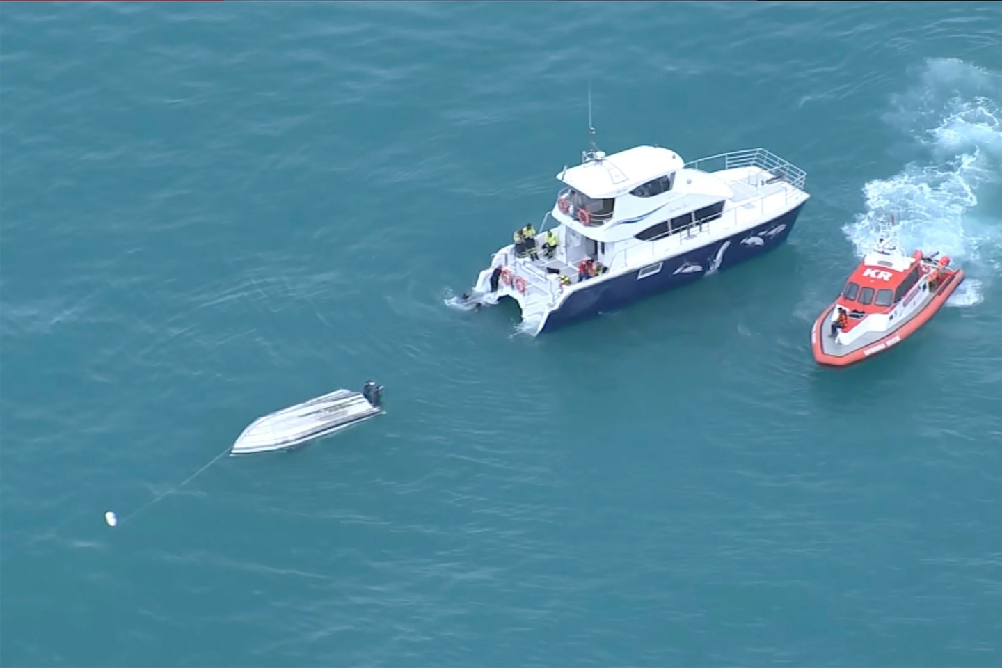Eine Luftaufnahme zeigt zwei Rettungsboote neben einem gekenterten Boot vor Kaikoura in Neuseeland.