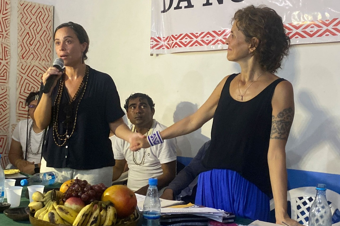 Beatriz Matos (l) und Alessandra Sampaio, die Witwen von Bruno Pereira und Dom Phillips, nehmen an einer Zeremonie in Atalaia do Norte, im Bundesstaat Amazonas teil. Eine hochrangige Delegat...