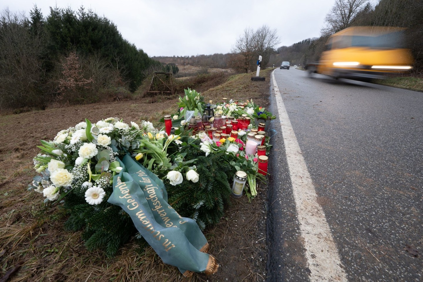 Blumen und Kerzen stehen an dem Tatort, an dem Ende Januar 2022 bei Kusel die beiden Polizeibeamten bei einer Verkehrskontrolle erschossen wurden.
