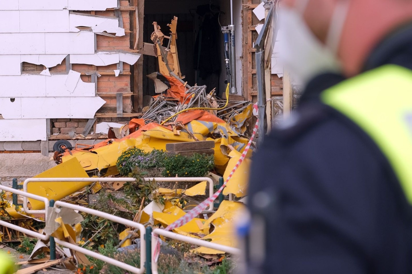 Ein Sportflugzeug ist im Landkreis Hildesheim in ein Wohngebäude gestürzt.