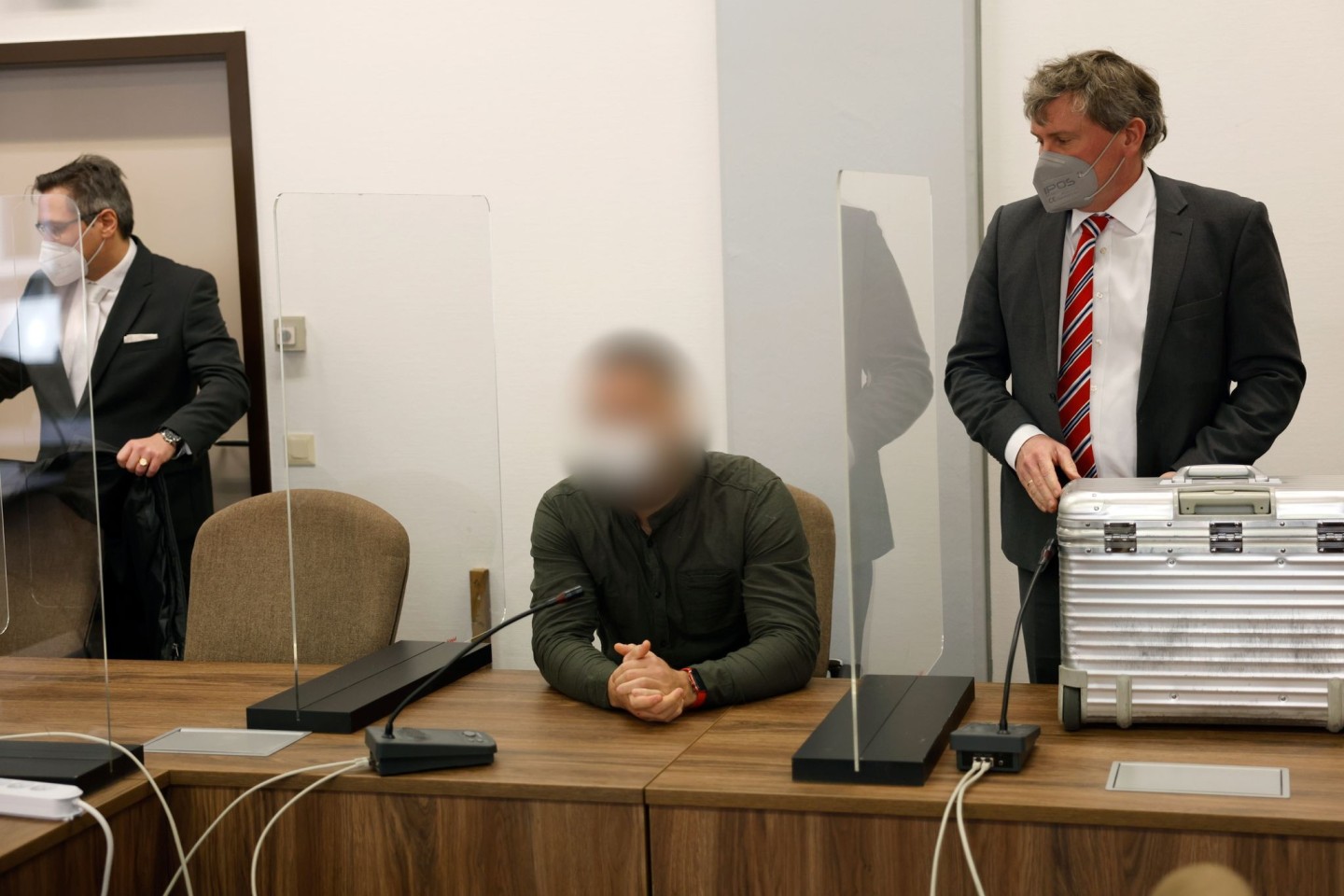 Einer der drei Angeklagten vor Beginn des Prozesses wegen einer mutmaßlich von einem Rap-Video ausgelösten Körperverletzung im Landgericht Köln.