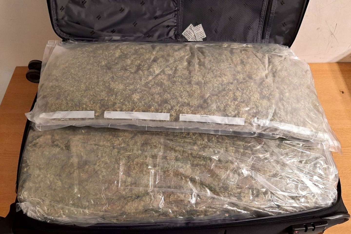 Ein Koffer voller Marihuana: In Tansania ist der mutmaßliche Boss einer Drogenbande aus Brandenburg festgenommen worden.