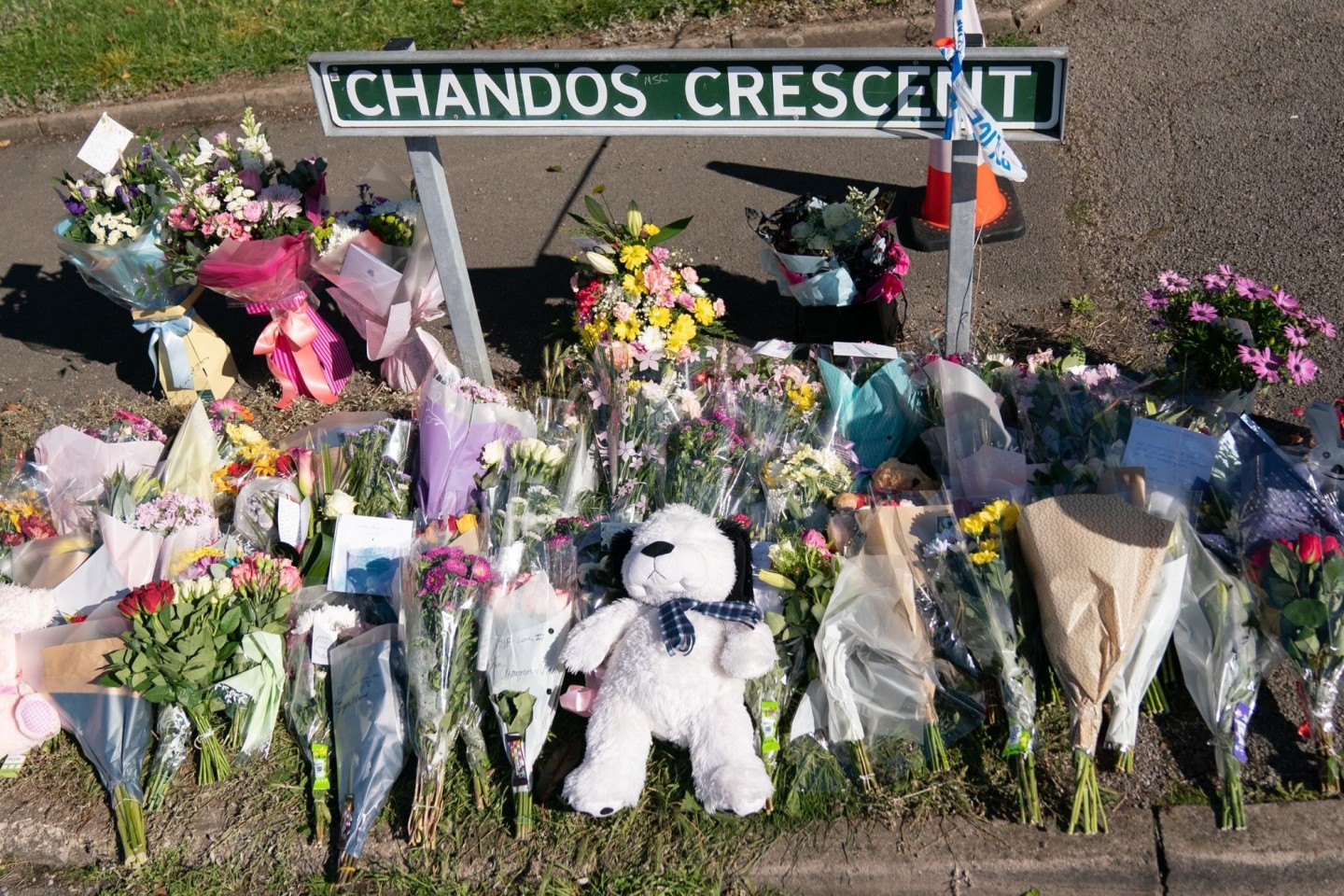 Blumengebinde und ein Kuscheltier am Tatort in Chandos Crescent in Killamarsh, in der Nähe von Sheffield.