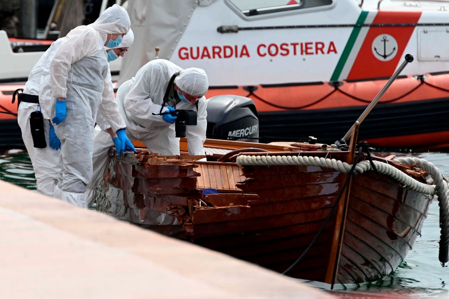 Italienische Forensiker begutachteten den Schaden an dem Boot.