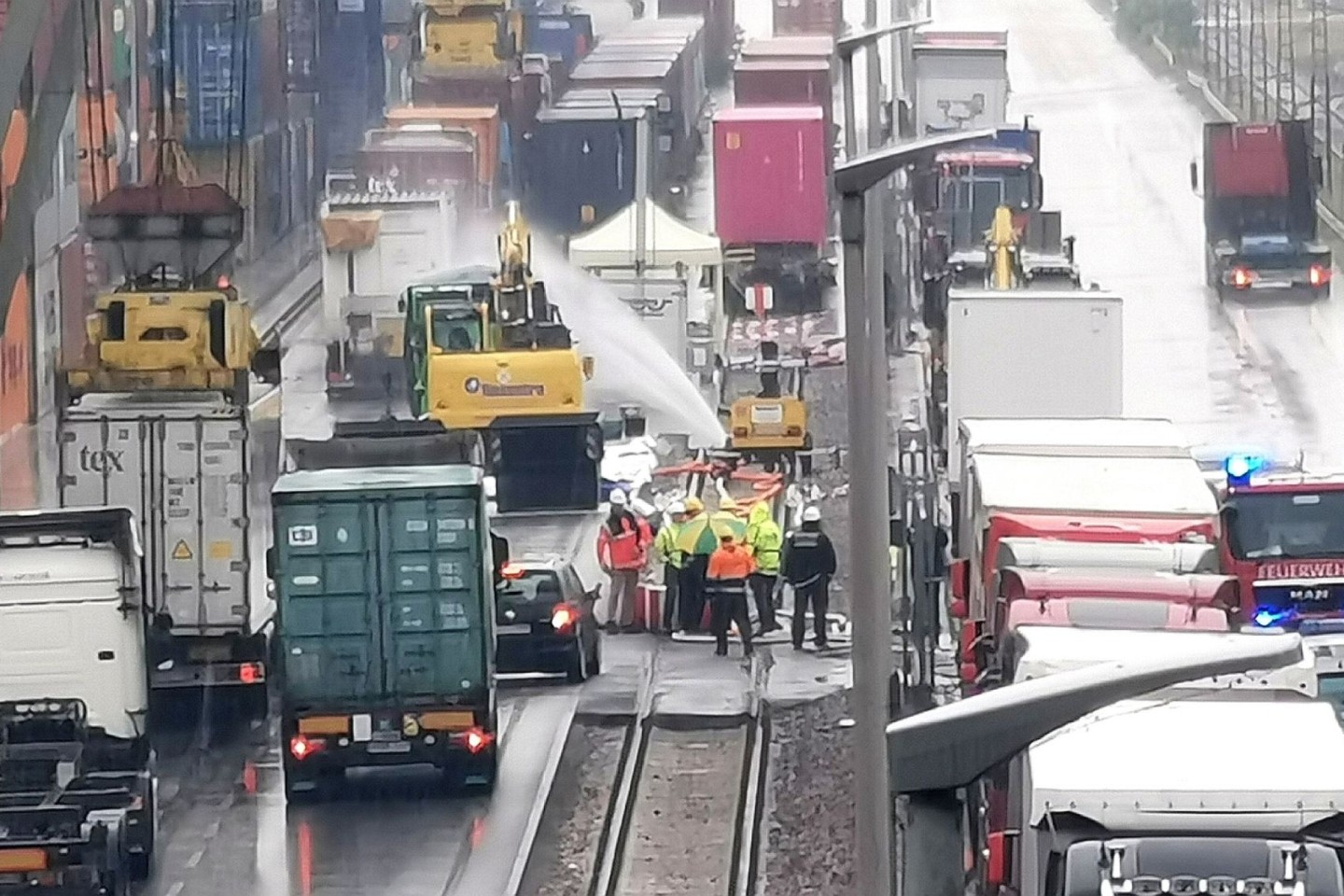 Der beschädigte Container im Mannheimer Hafen.