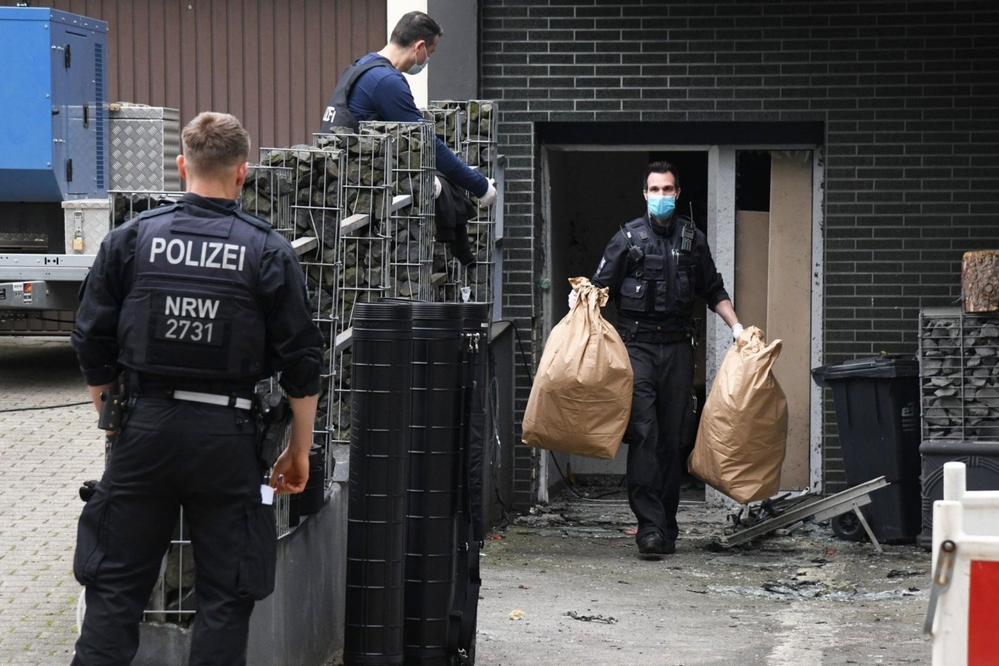 Einsatzkräfte bei einem großangelegten Einsatz gegen die Rauschgiftkriminalität vor einem Bürogebäude in Essen.