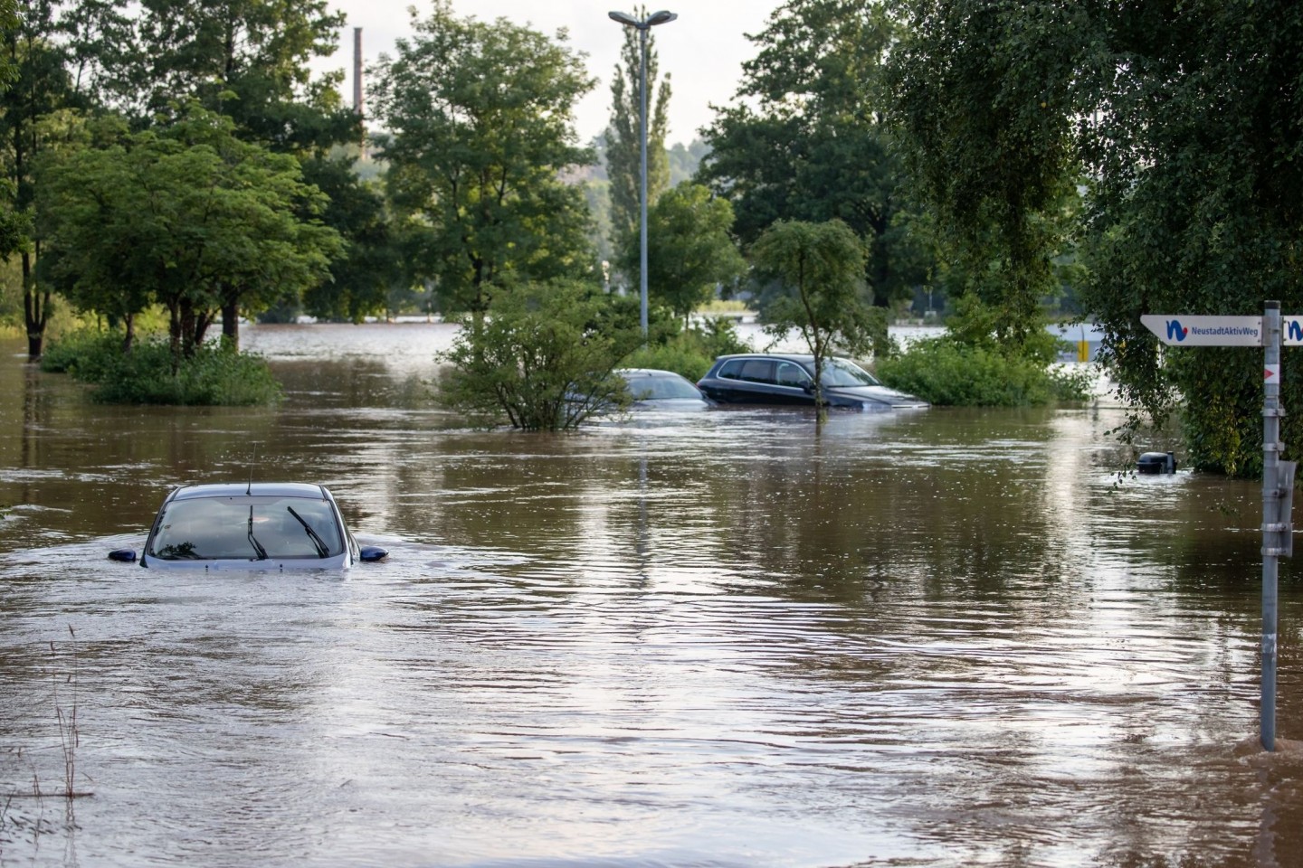 Autos am Freitag im Hochwasser, nachdem die Aisch über die Ufer getreten ist. Inzwischen hat sich die Lage wieder verbessert.