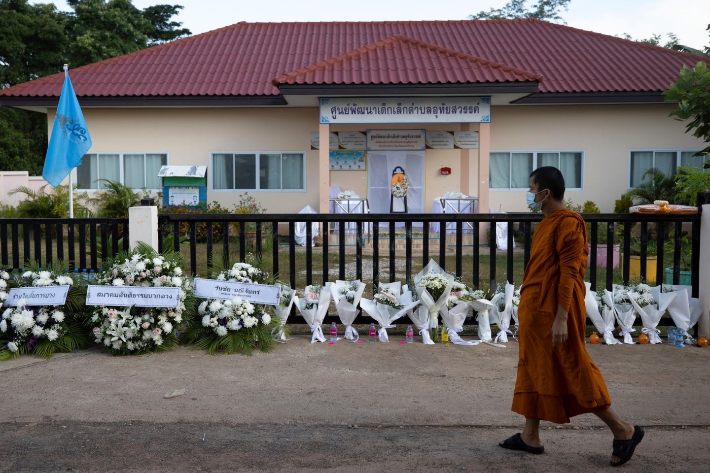 Der Amoklauf hat die Gemeinde Nongbua Lamphu tief erschüttert. Als Zeichen der Trauer legen Mönche Kränze und Blumen vor der Einrichtung ab.