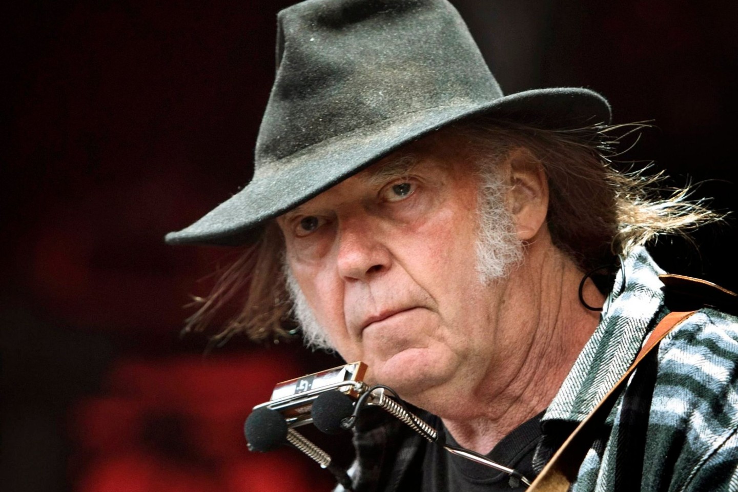 Weil sie Falschinformationen über Corona-Impfstoffe verbreitet haben soll, hat der kanadische Rockstar Neil Young die Audio-Plattform Spotify scharf kritisiert.