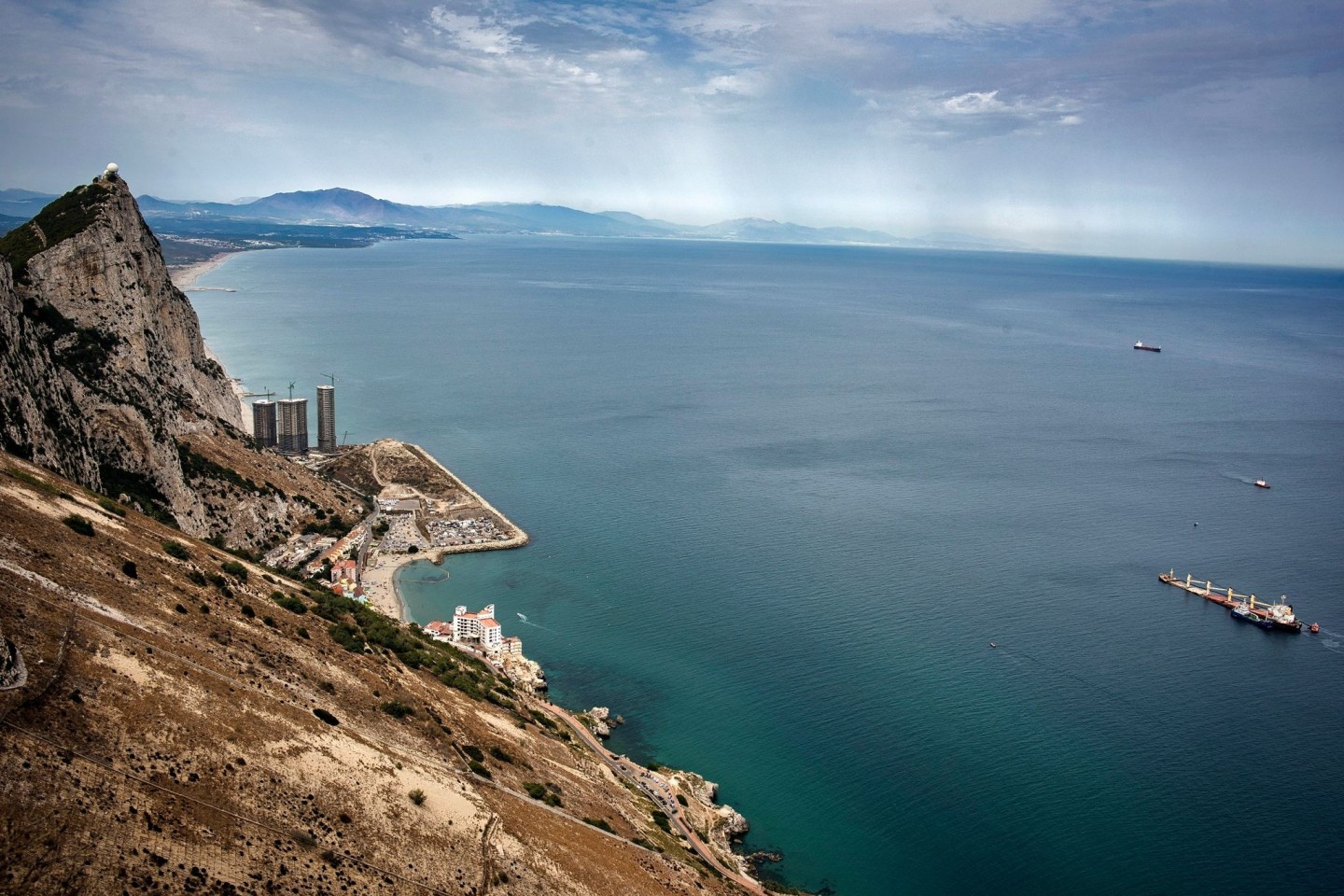 Blick vom Oberen Felsen auf das Frachtschiff OS 35, das in der Bucht von Gibraltar mit einem Flüssiggastanker kollidiert ist.