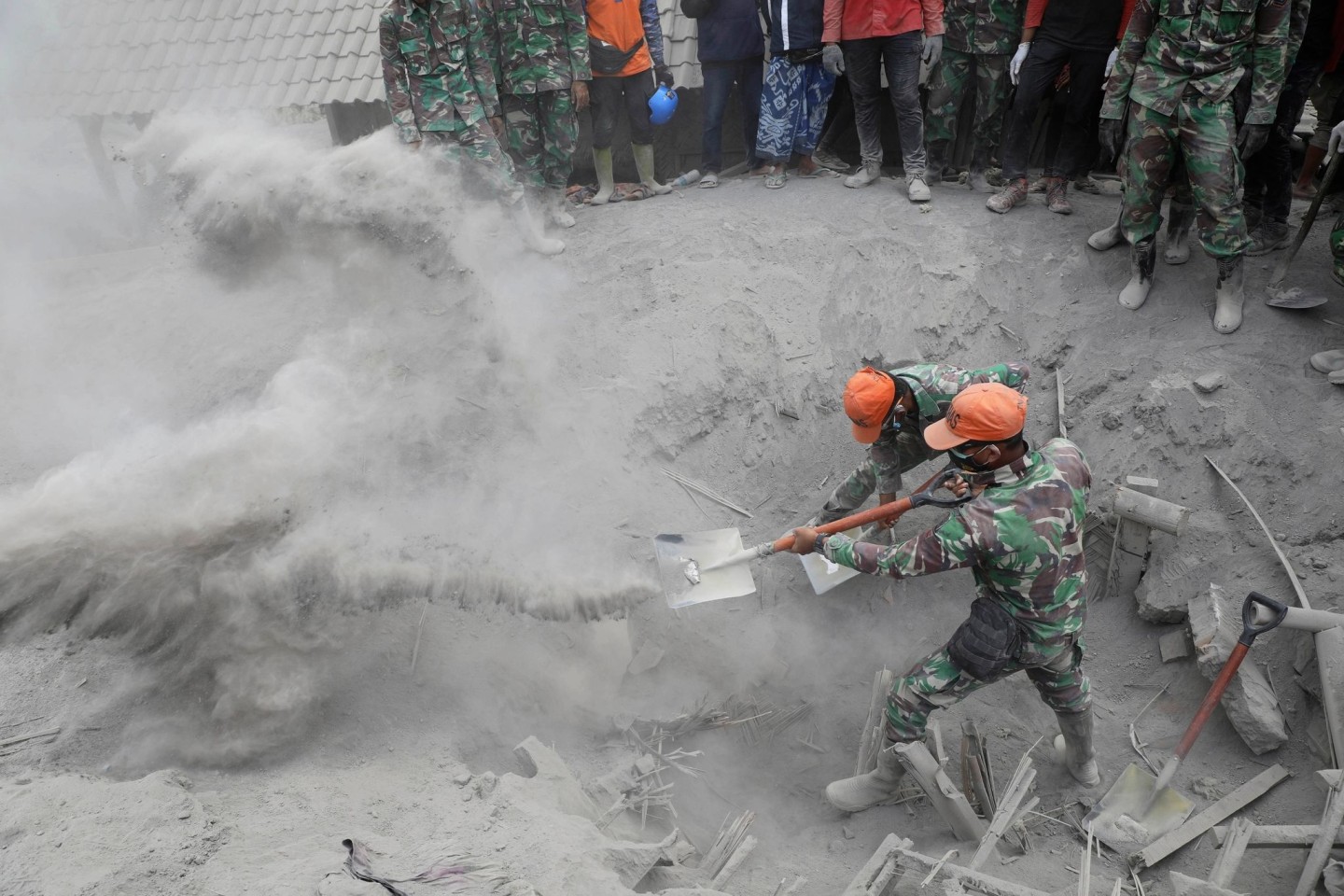 Soldaten suchen nach Opfern, nachdem ein Haus unter der Vulkanasche verschüttet wurde. Drei Tage nach dem Vulkanausbruch auf der indonesischen Insel Java ist die Zahl der Toten weiter gesti...