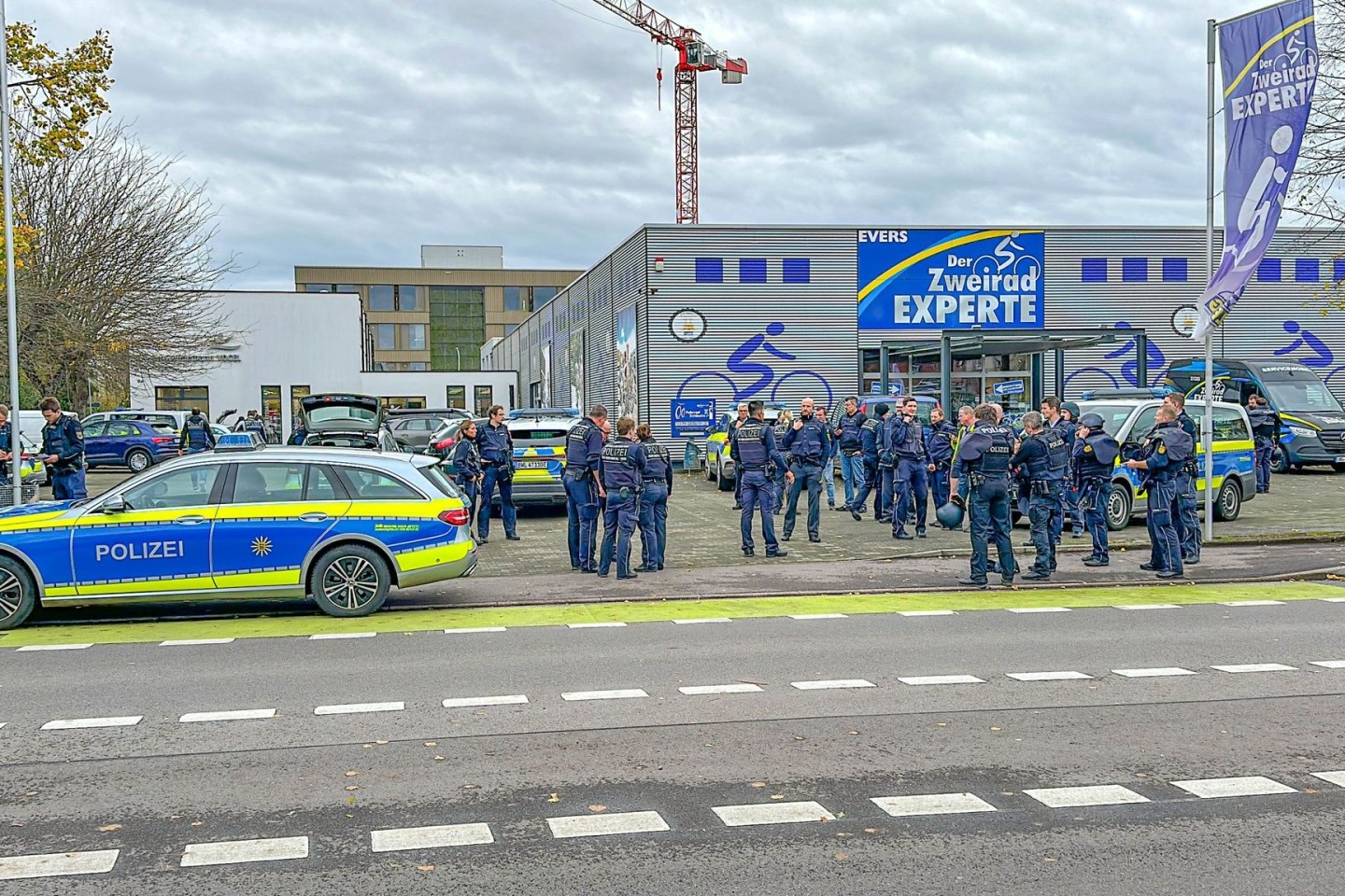 Großeinsatz der Polizei am 9. November 2023 an einer Schule in Offenburg.
