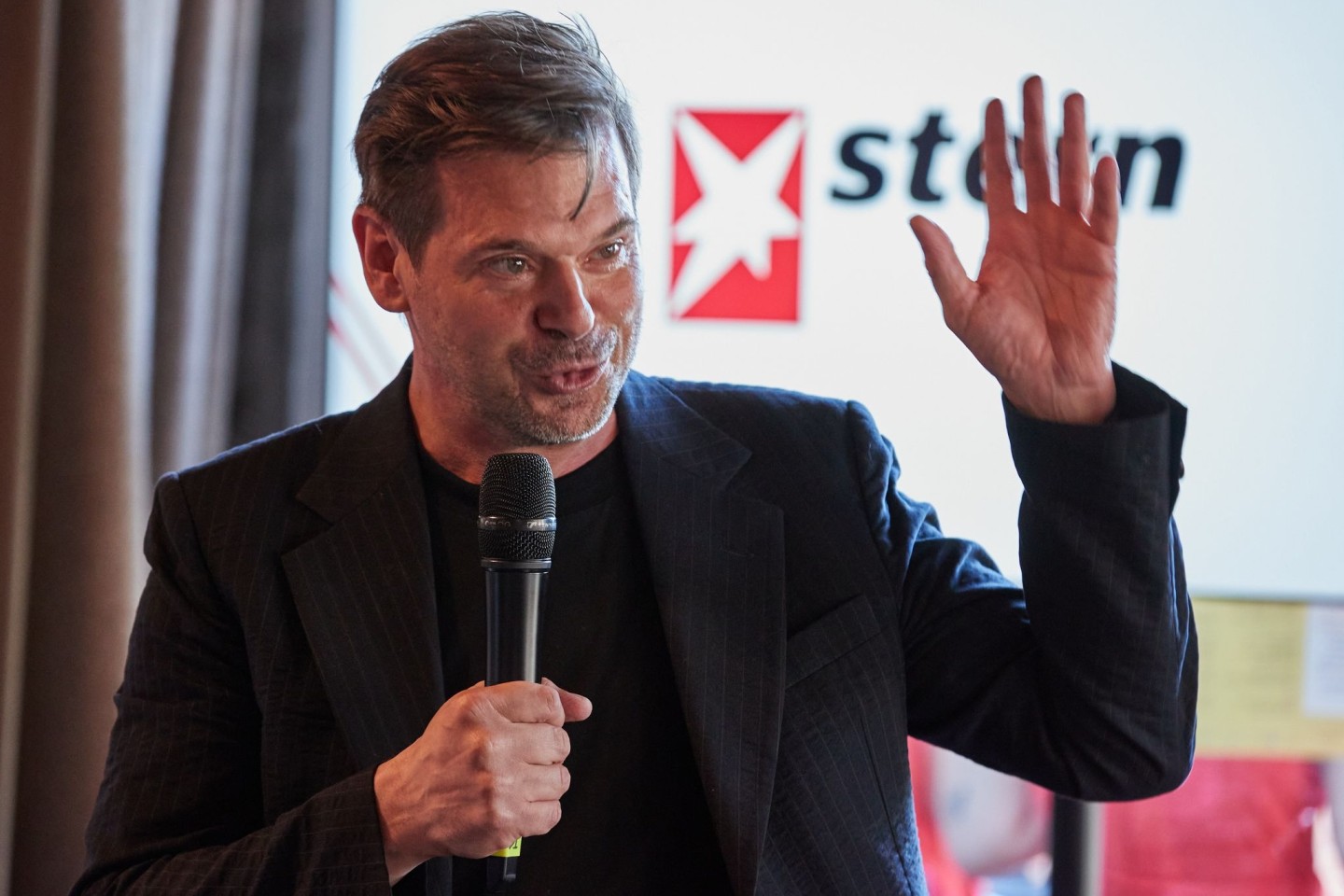 stern-Chefredakteur Gregor Peter Schmitz spricht während der Verleihung des diesjährigen «Stern Preises» im Hamburger Restaurant Hobenköök.