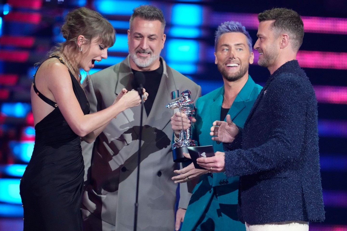 Joey Fatone (M), Lance Bass und Justin Timberlake von NSYNC überreichen den Preis für den besten Pop an Taylor Swift (l) für «Anti-Hero» während der MTV Video Music Awards.