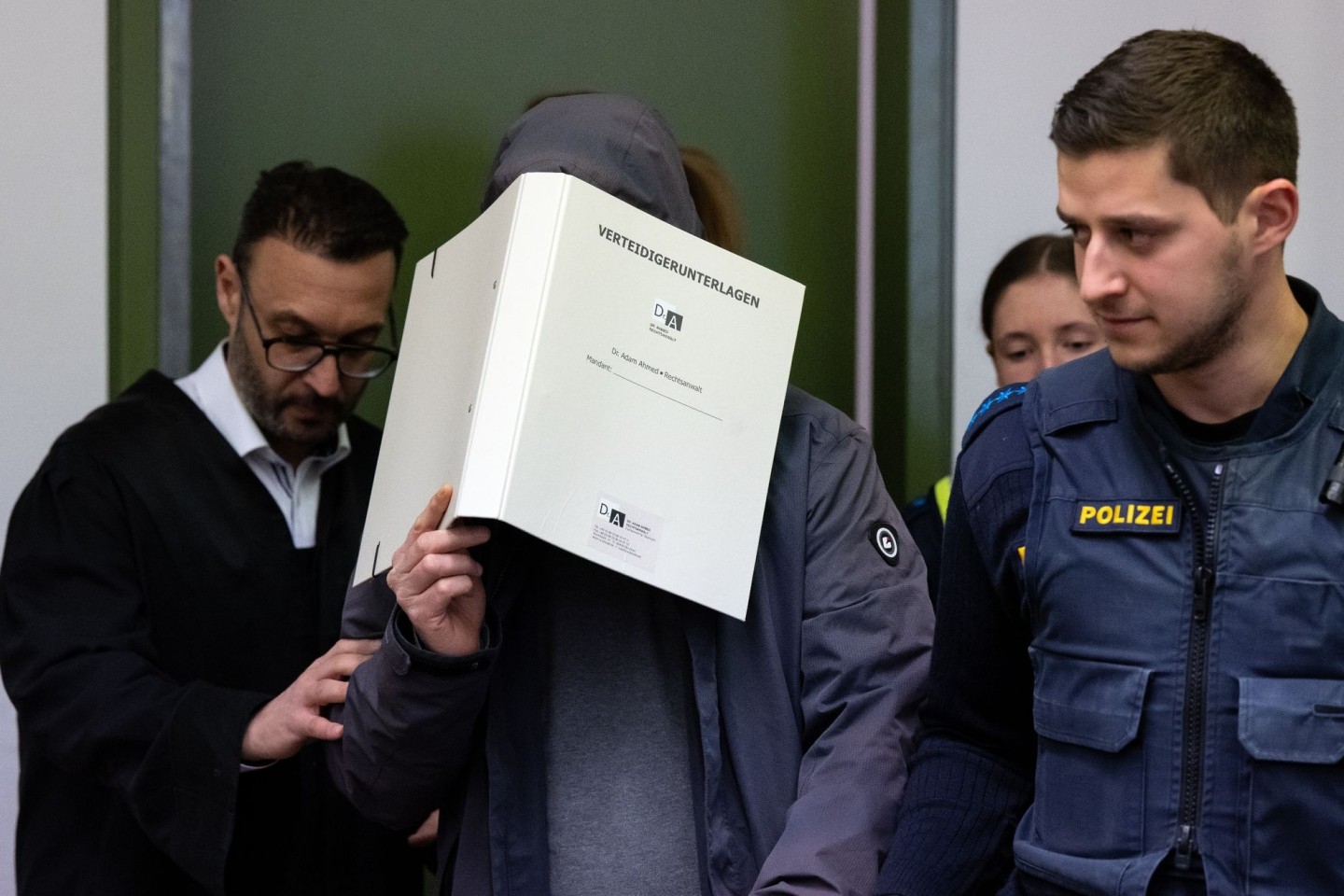 Der wegen schweren sexuellen Missbrauchs angeklagte Mann wird im Landgericht München in den Verhandlungssaal geführt.