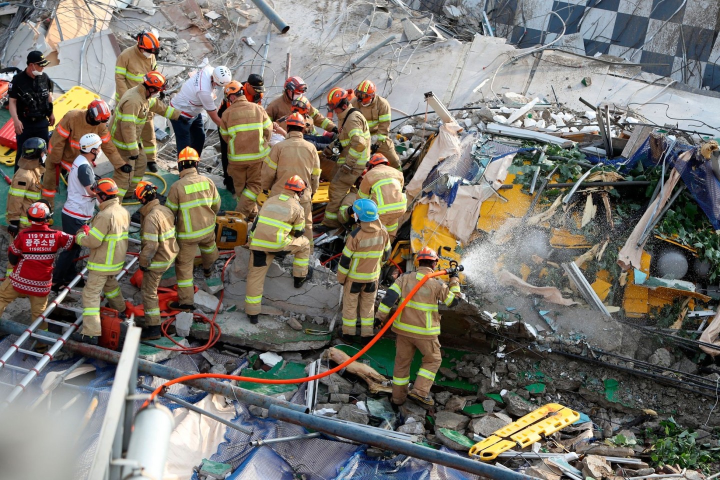 Feuerwehrleute suchen nach Überlebenden in dem eingestürzten Gebäude in Südkorea.