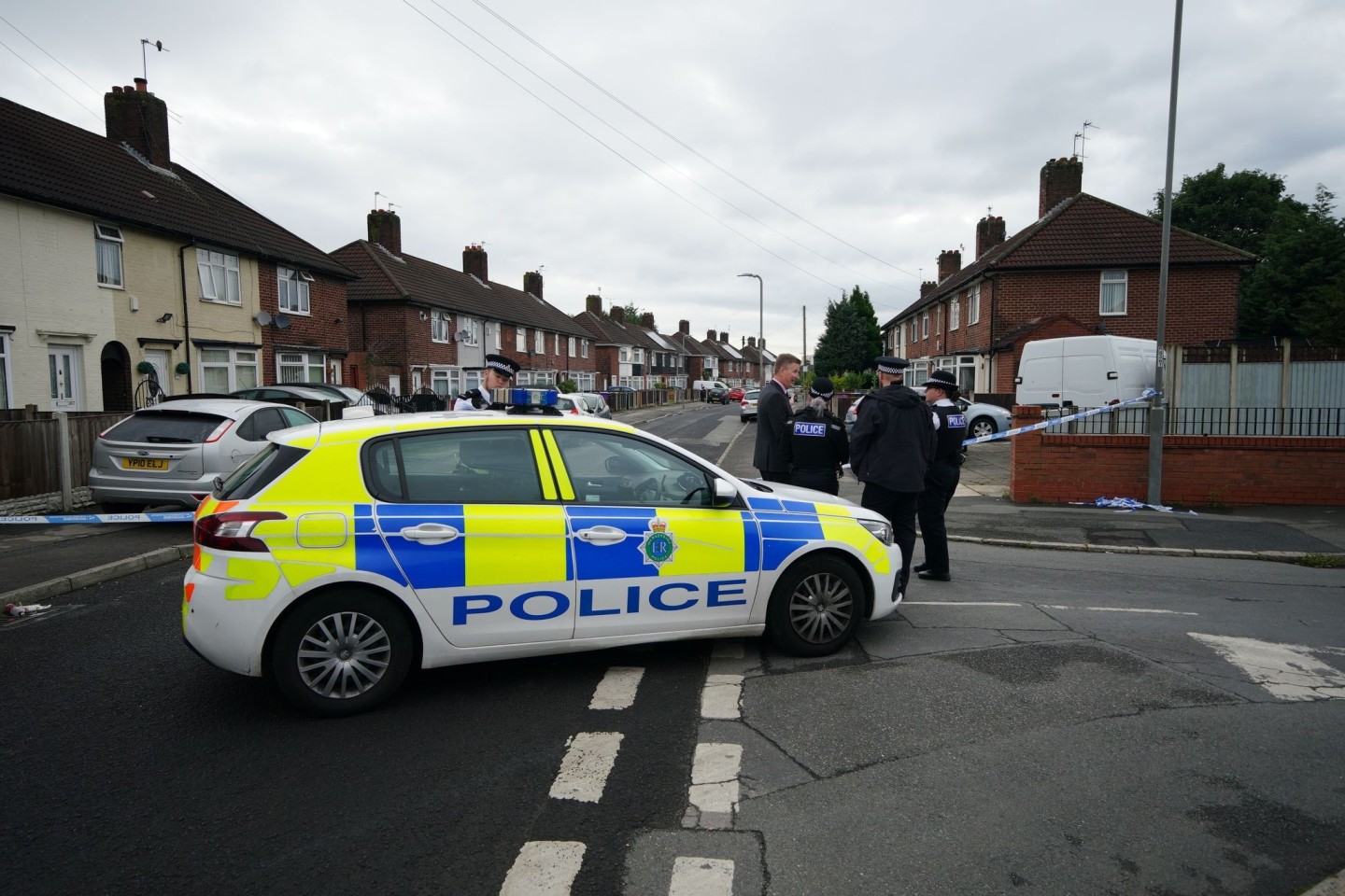 Polizei am Tatort in Liverpool, wo ein neunjähriges Mädchen von einem Unbekannten erschossen wurde.