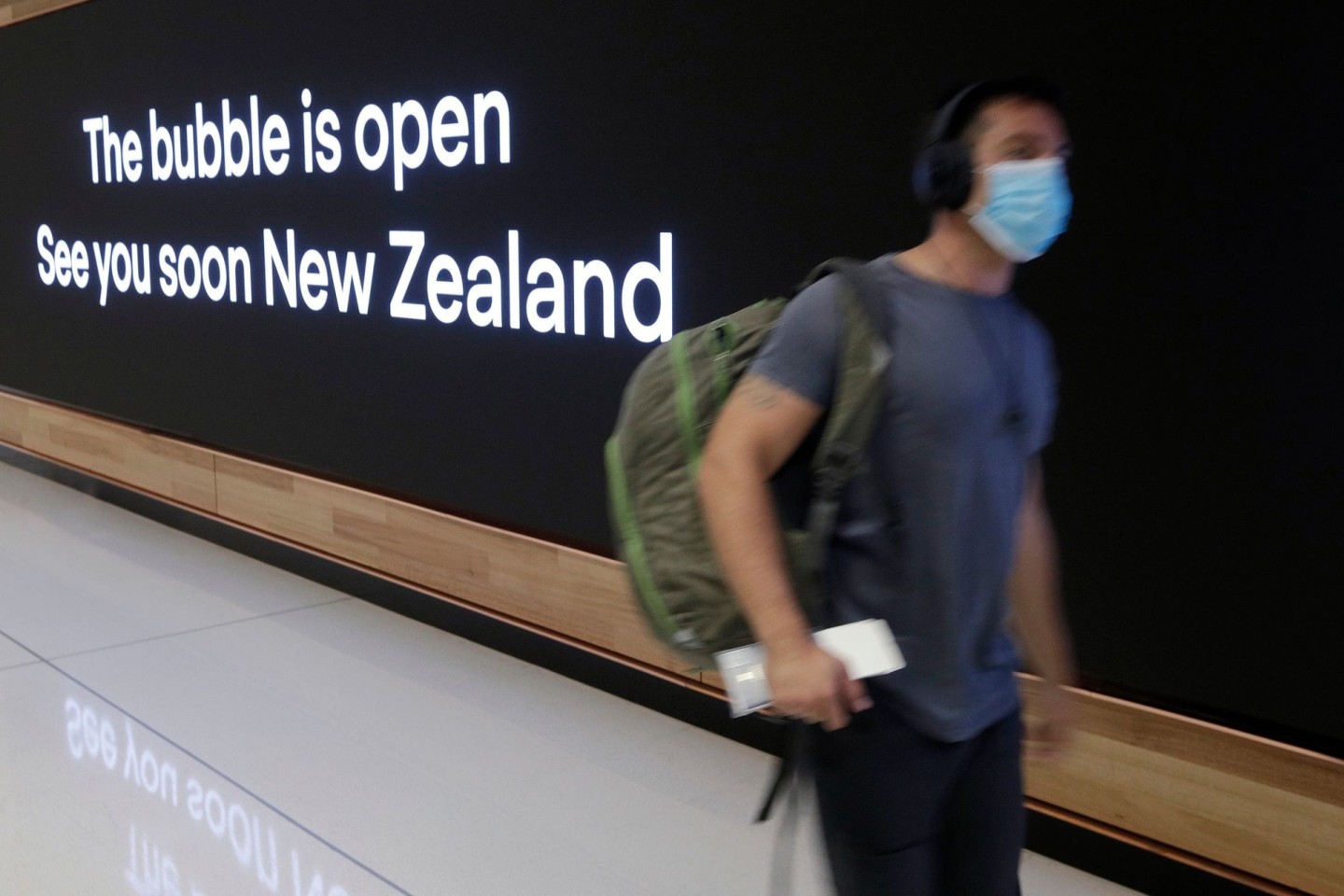 Ein Passagier geht am Flughafen von Sydney zu einem Flugzeug, das nach Neuseeland fliegt.