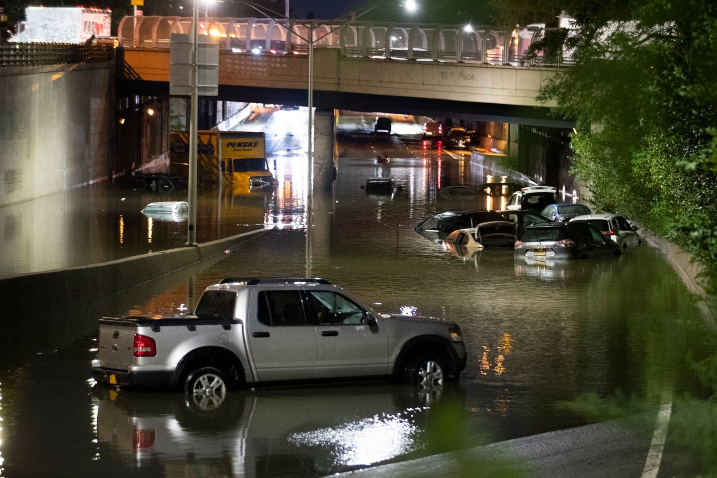 Fahrzeuge in New York stehen im Hochwasser auf einer Straße, die durch die starken Regenfälle, ausgelöst von Hurrikan «Ida», überschwemmt wurden.