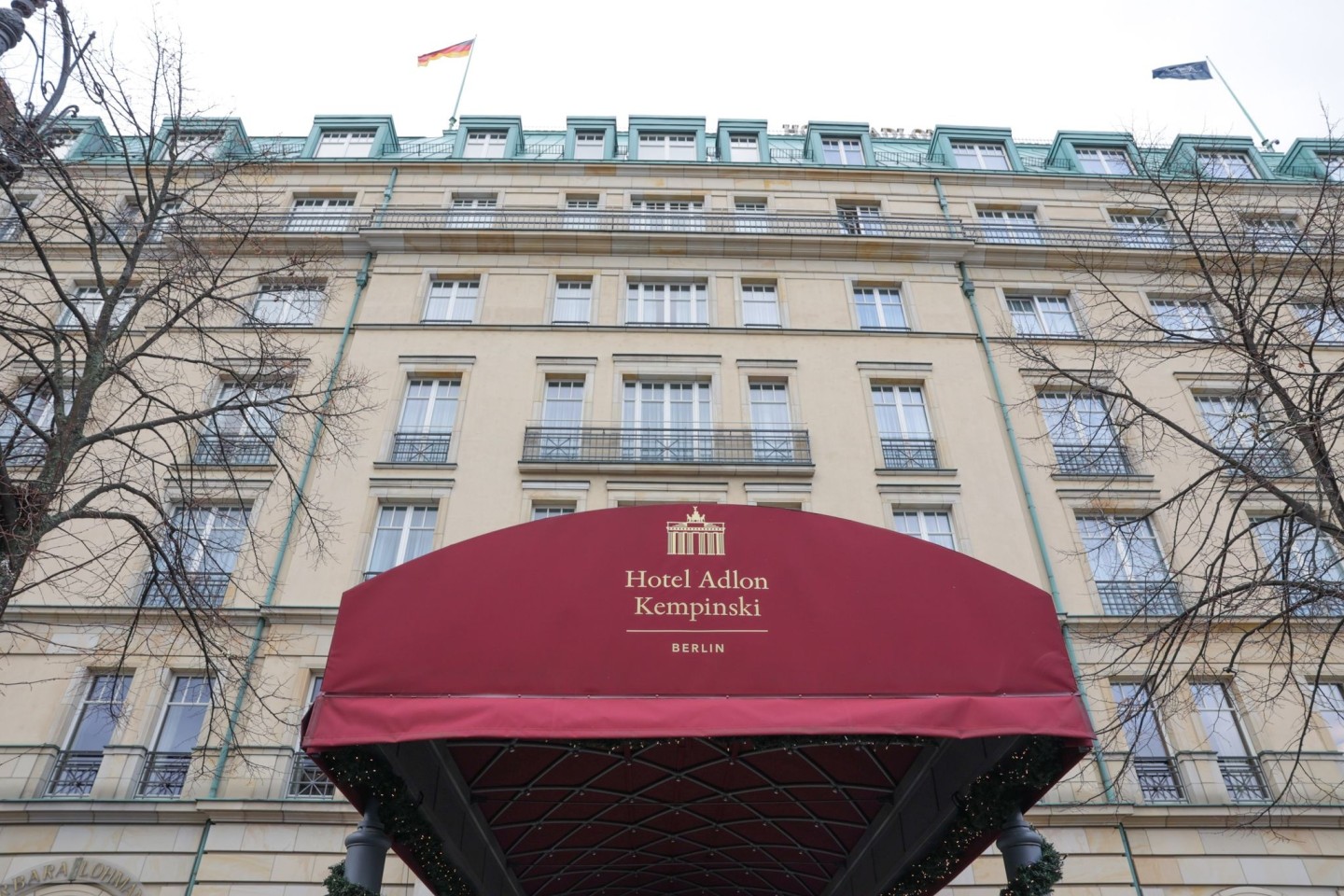 Blick auf den Eingang des Hotels Adlon in Berlin. Das Verwaltungsgericht Berlin verhandelt über mögliche Ansprüche der Adlon-Erben auf Rückübertragung.