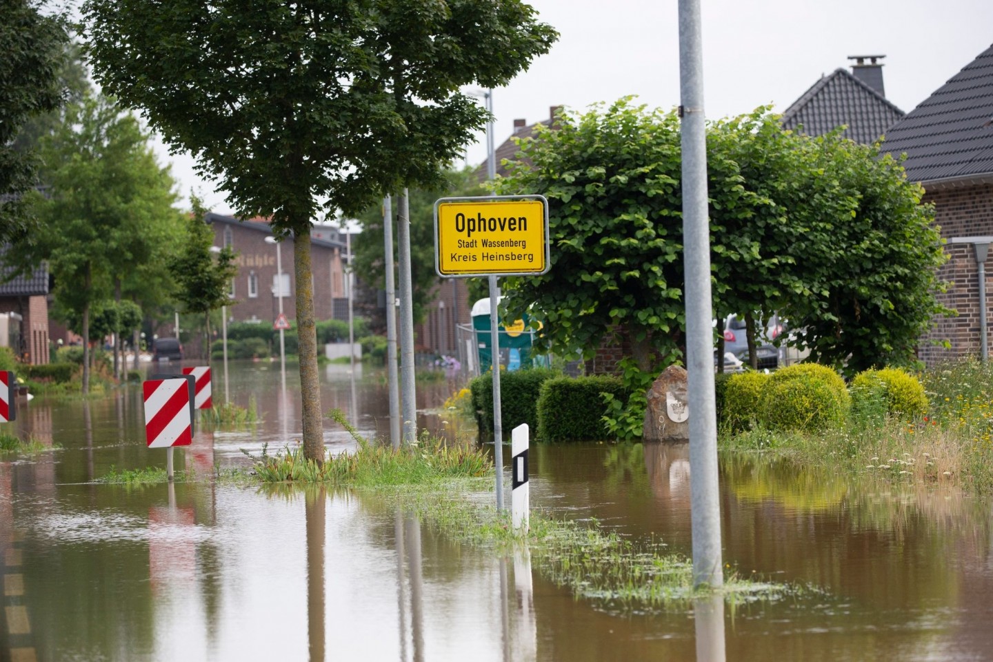 Straßen in Ophoven, einem Stadtteil von Wassenberg (Kreis Heinsberg), sind überflutet. Die niederländischen Behörden haben die Bitte des Bürgermeisters des nordrhein-westfälischen Orts...