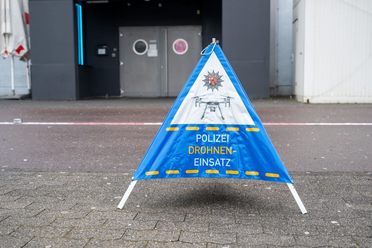 Der Tatort vor der Diskothek in Trier wird mit einer Drohne und einer Spezialkamera untersucht.