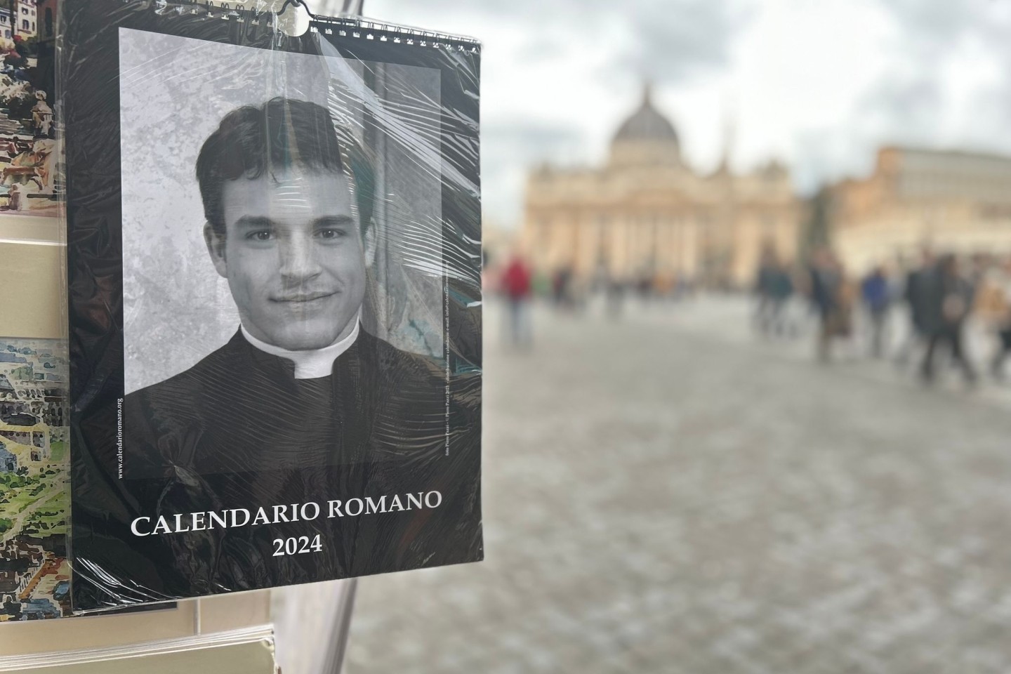 Der «Calendario Romano» an einem Souvenirstand, im Hintergrund der Petersdom.