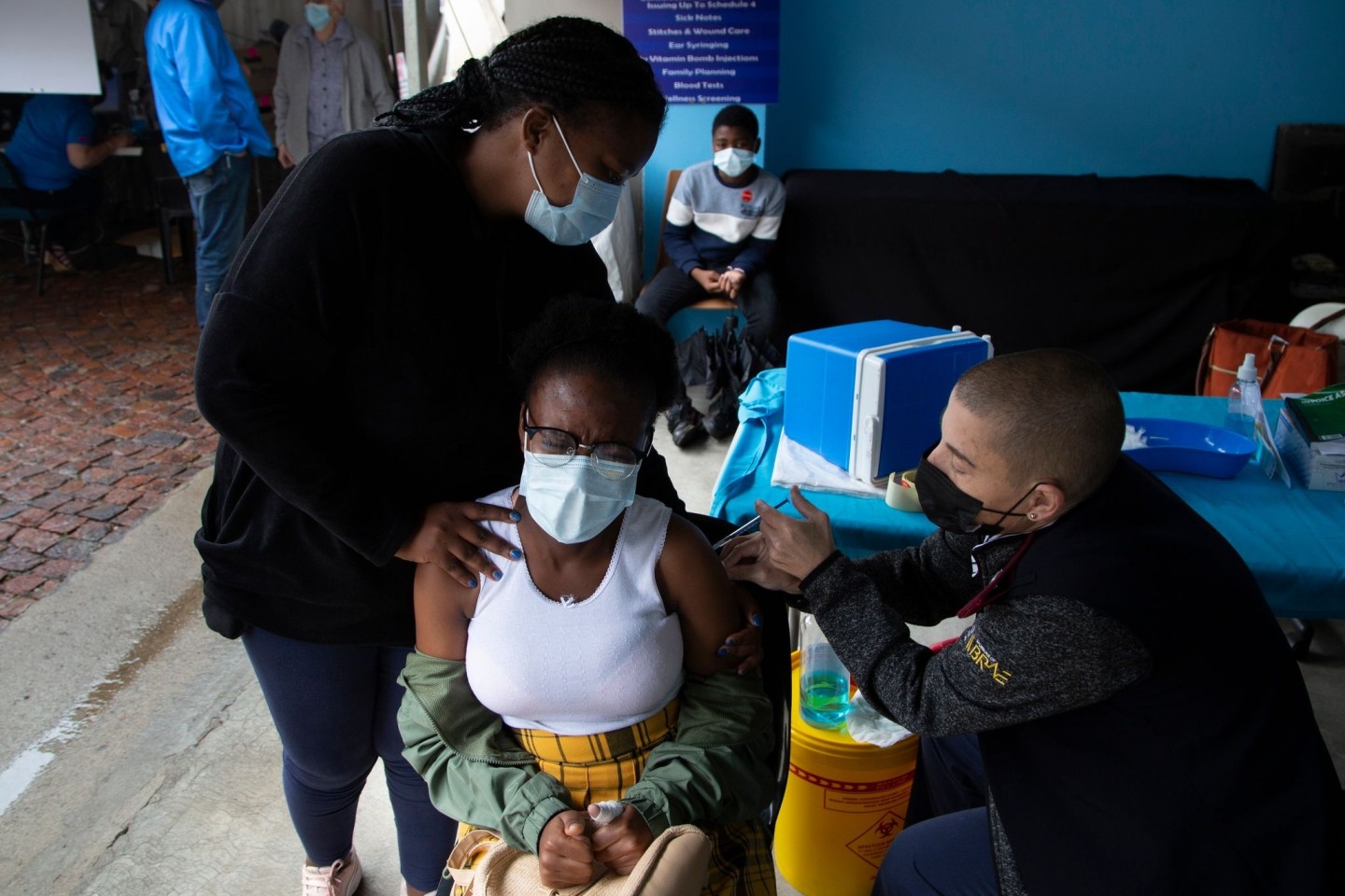 Eine junge Frau erhält in Johannesburg eine Corona-Impfung.