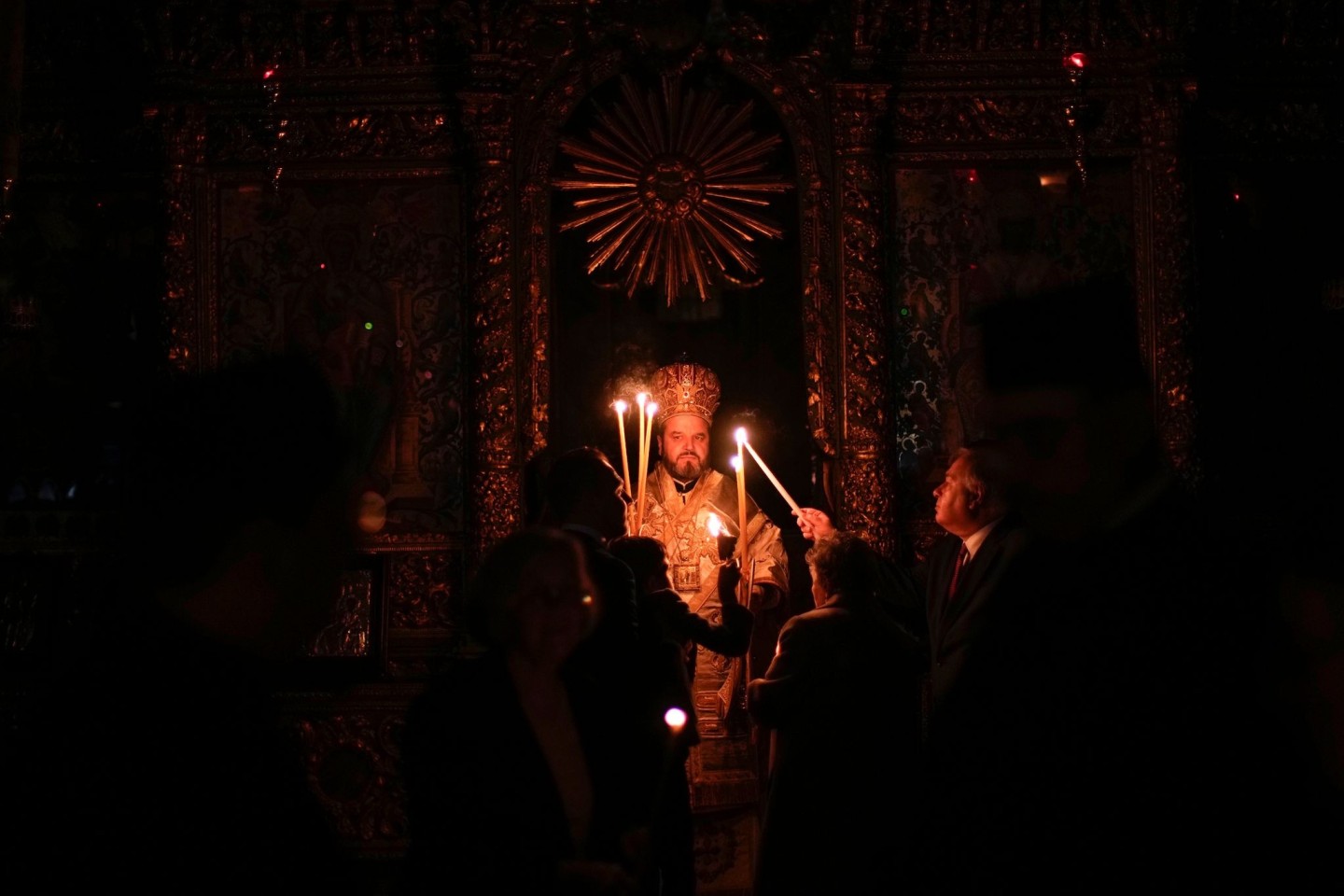 Millionen orthodoxe Christen in aller Welt haben in der Nacht zum Sonntag das Osterfest eingeläutet - auch der christlich-orthodoxe Metropolit Maximos von Selyvria (M).