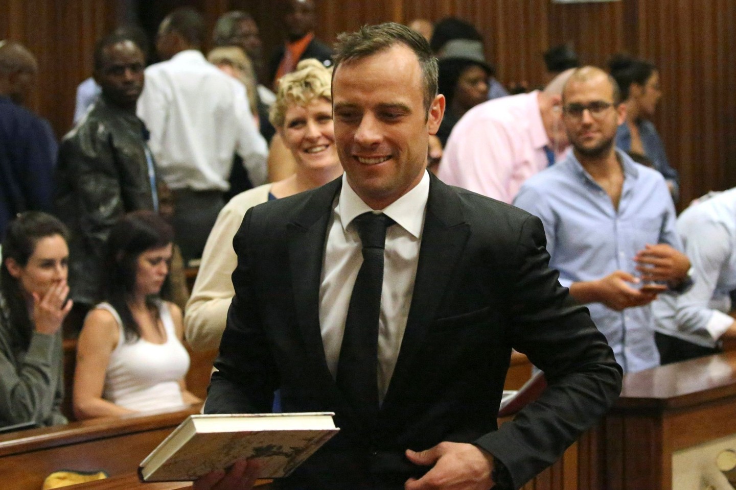 Oscar Pistorius (M) verlässt einen Gerichtssaal des Obersten Gerichtshofs (2015).