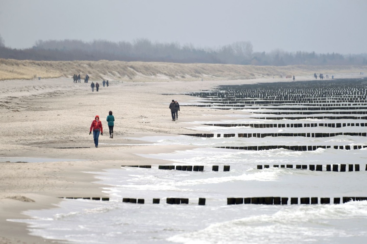 Vereinzelte Spaziergänger am Strand von Wustrow auf dem Darß.