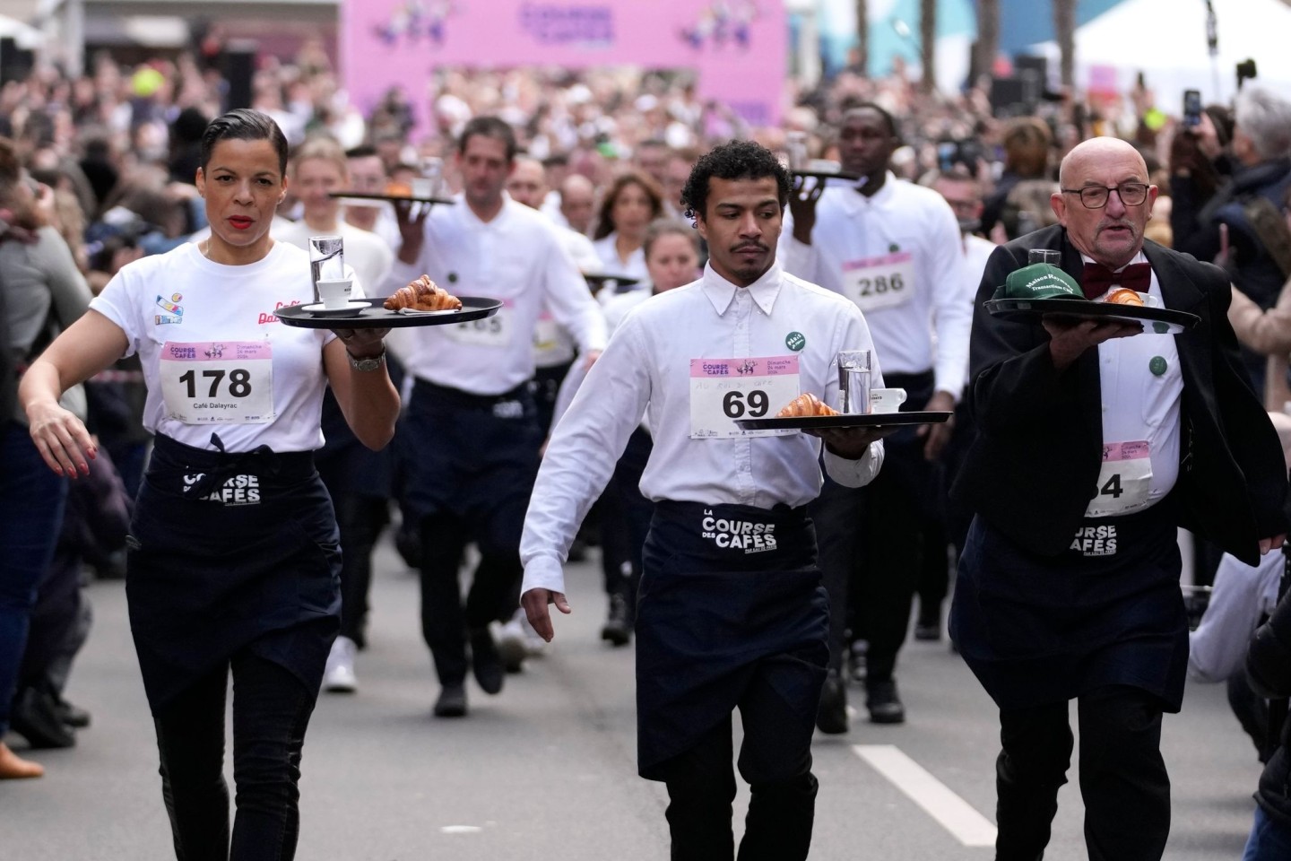 Zwei Kilometer ohne zu rennen und ohne etwas zu verschütten: Dieser Aufgabe stellen sich Kellnerinnen und Kellner in Paris.