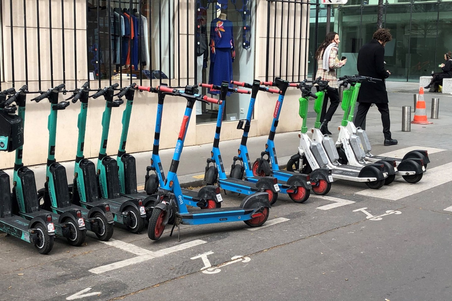 Künftig verboten: E-Scooter von drei verschiedenen Anbietern in Paris.